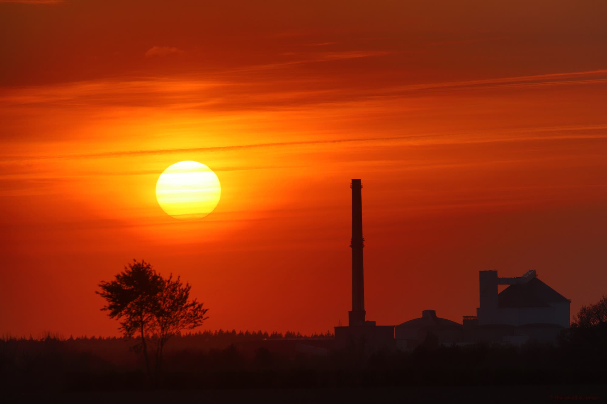 Farbenprächtiger Sonnenuntergang hinter der Zuckerfabrik Uelzen