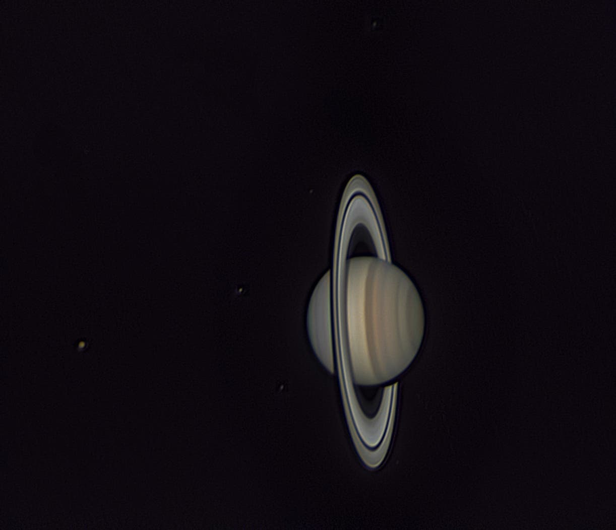 Saturn mit sechs Monden
