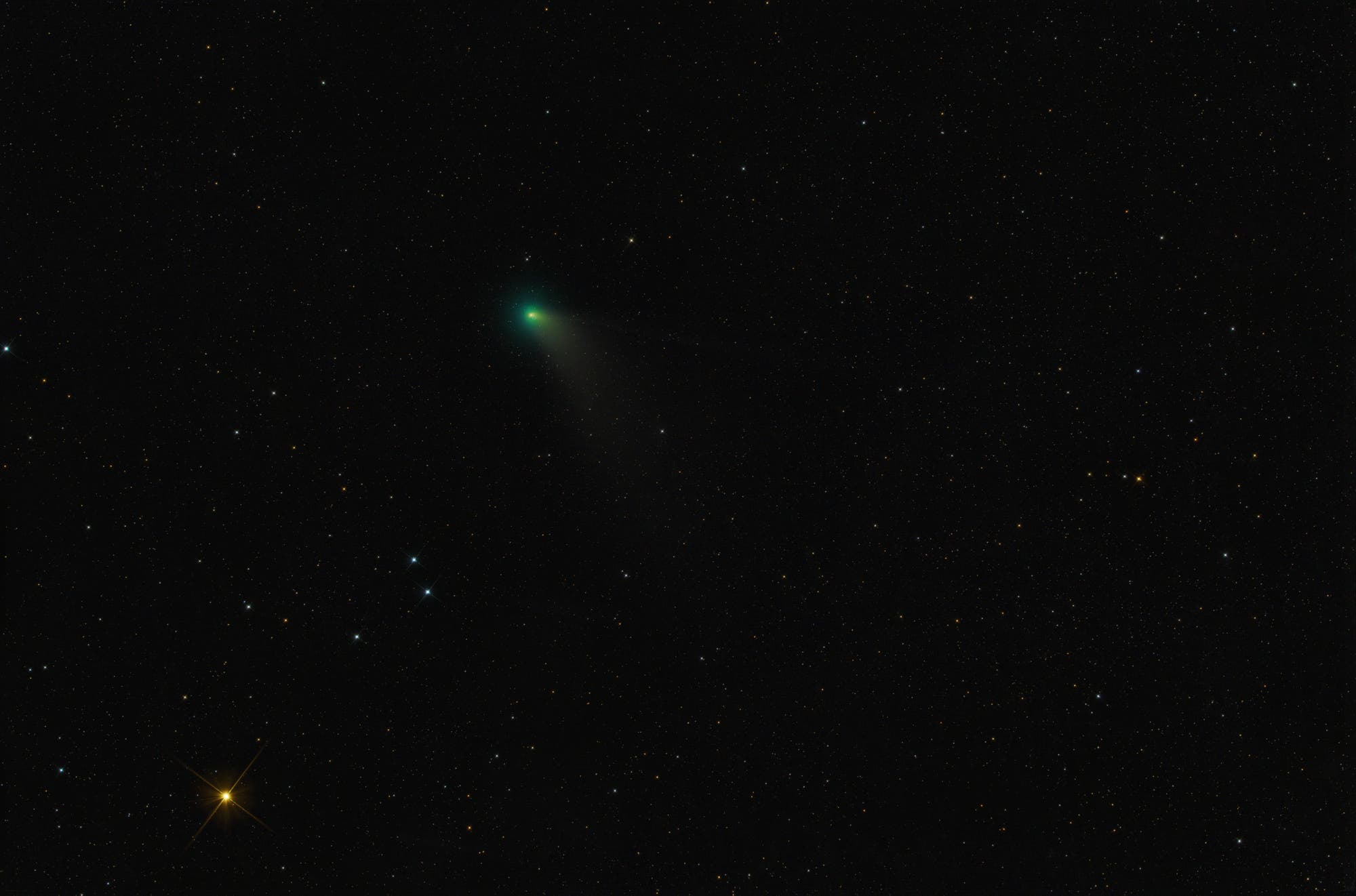 Grüner Komet trifft Aldebaran
