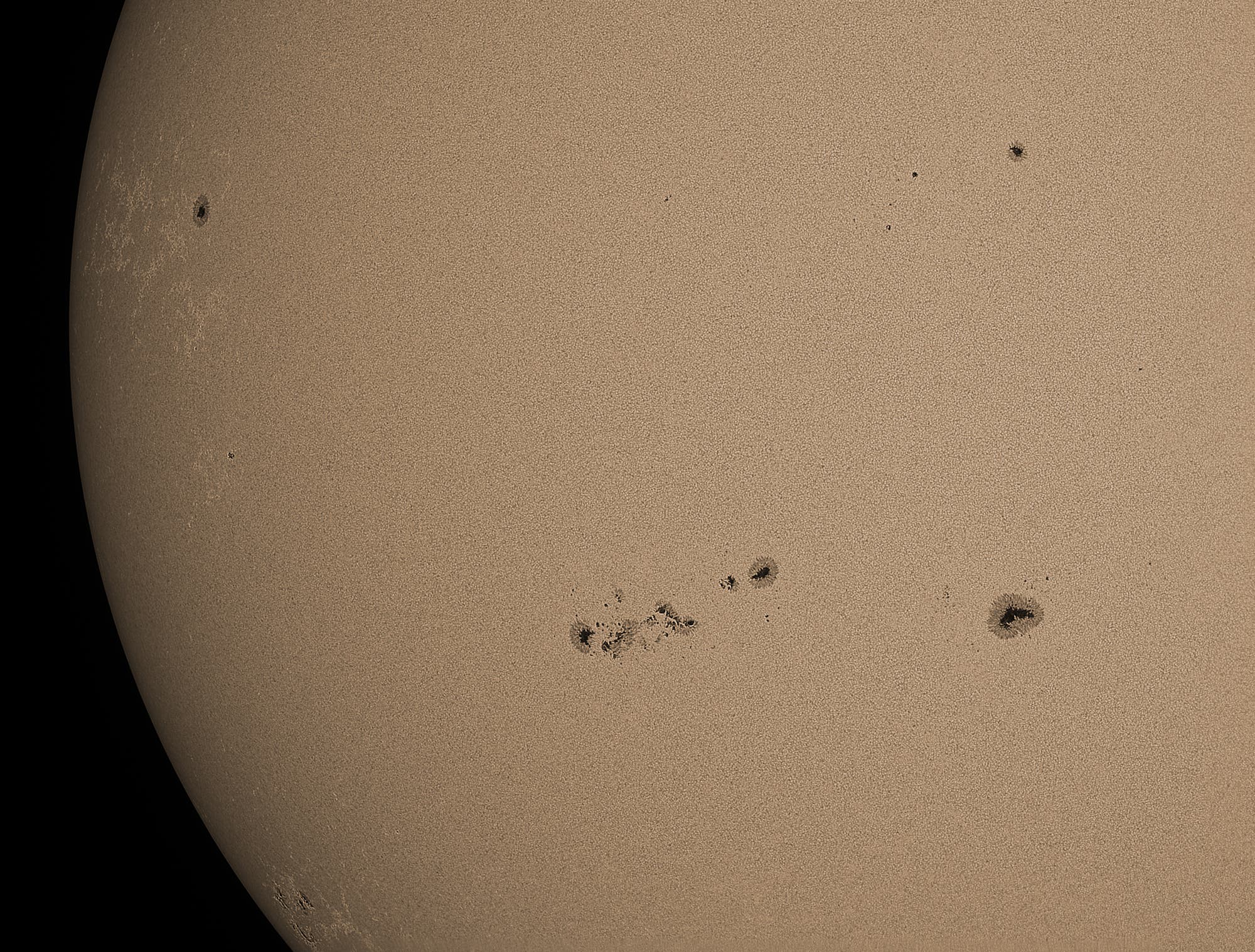 Sonnenflecken am Ostrand der Sonne 4. Juni 2023