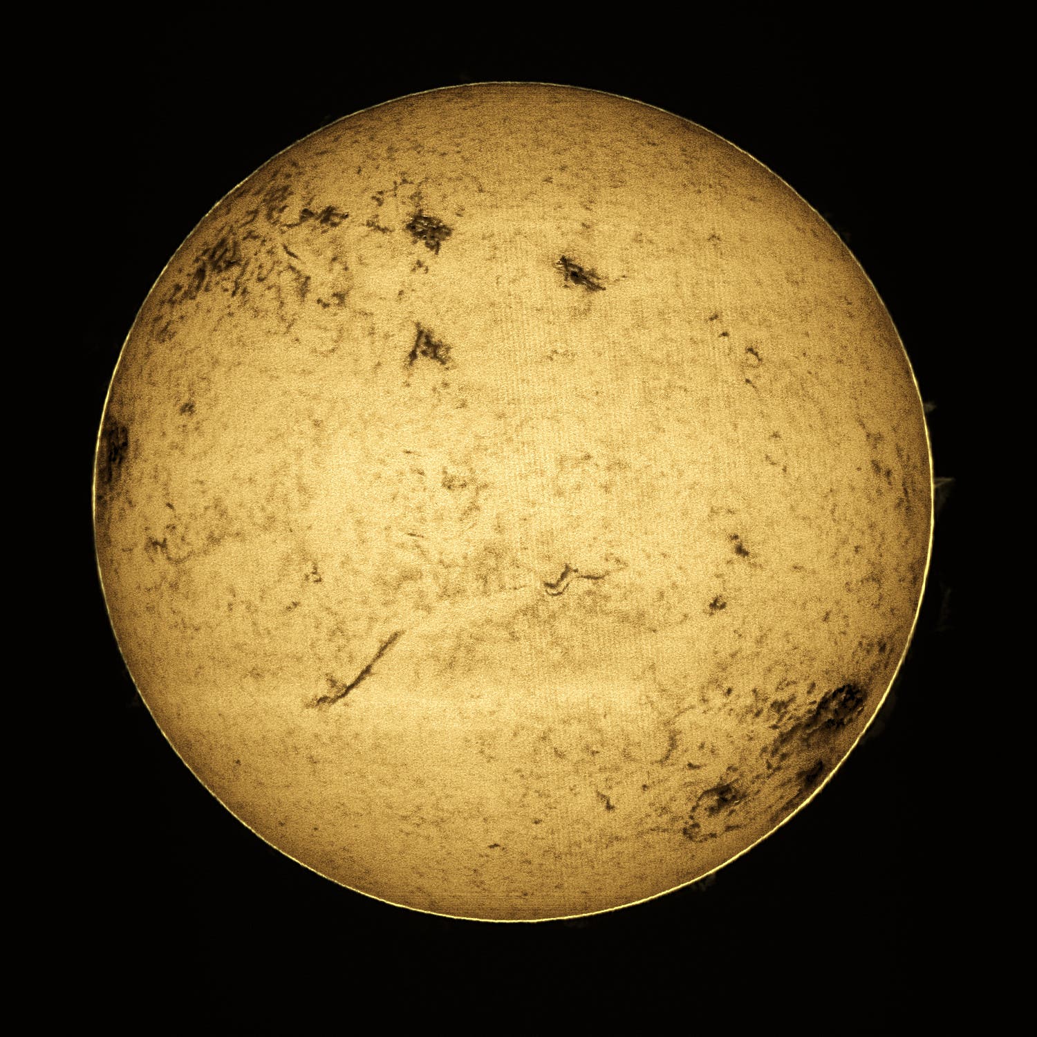 Sonne am 1. Mai 2024 mit Spektroheliograf aufgenommen im Helium-Bereich