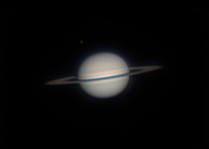 Saturn + Titan - kurz vor dem Schattenwurf