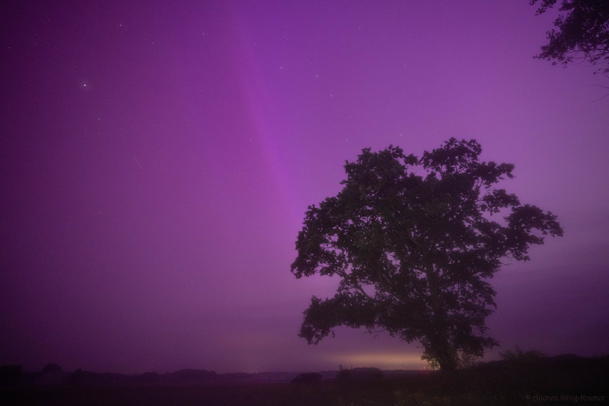 Pinker Polarlicht-Himmel über Uelzen – 11. Mai 2024 – 03:04