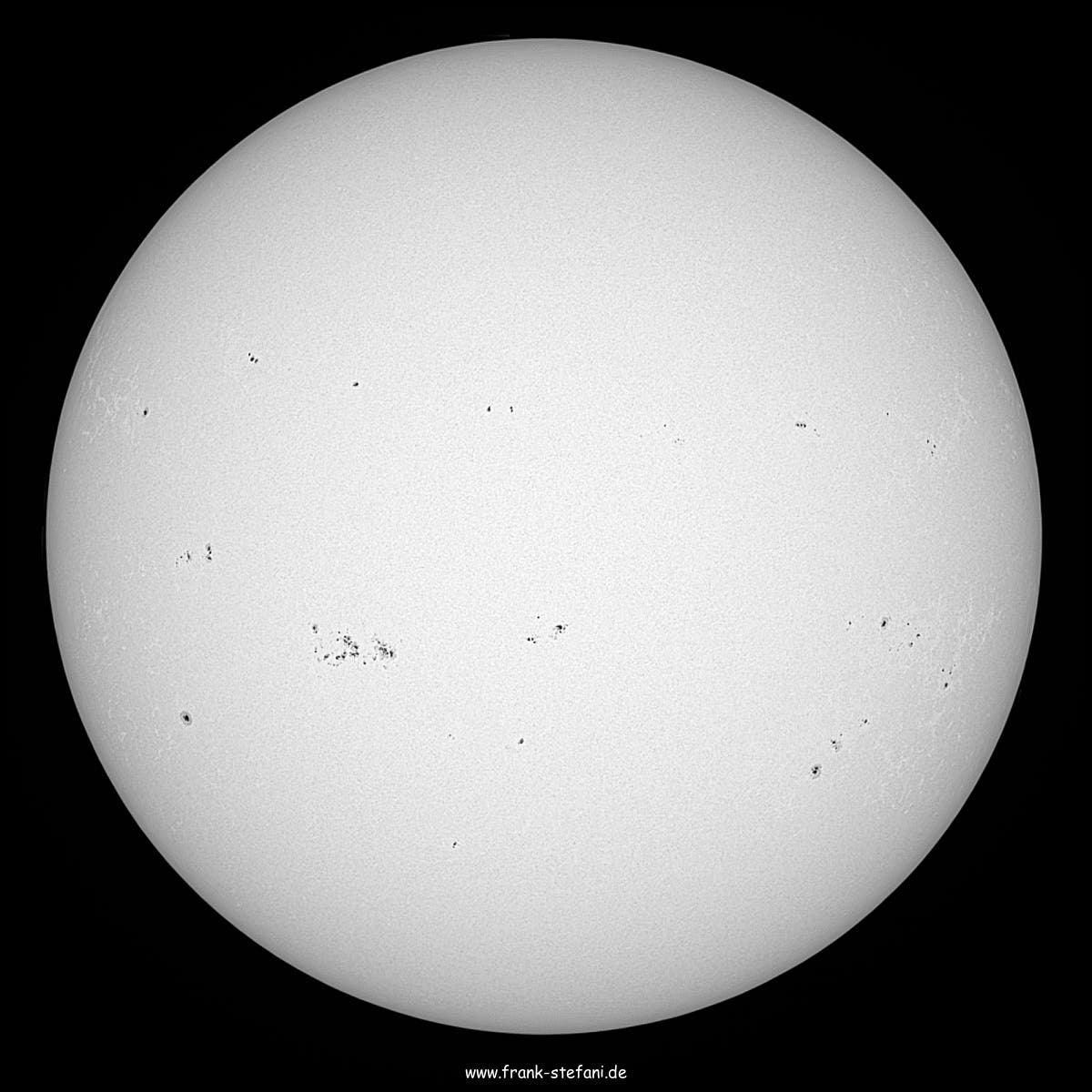 Die Sonne am 18. Juli 2024 – es sprudelt aus 18 aktiven Regionen