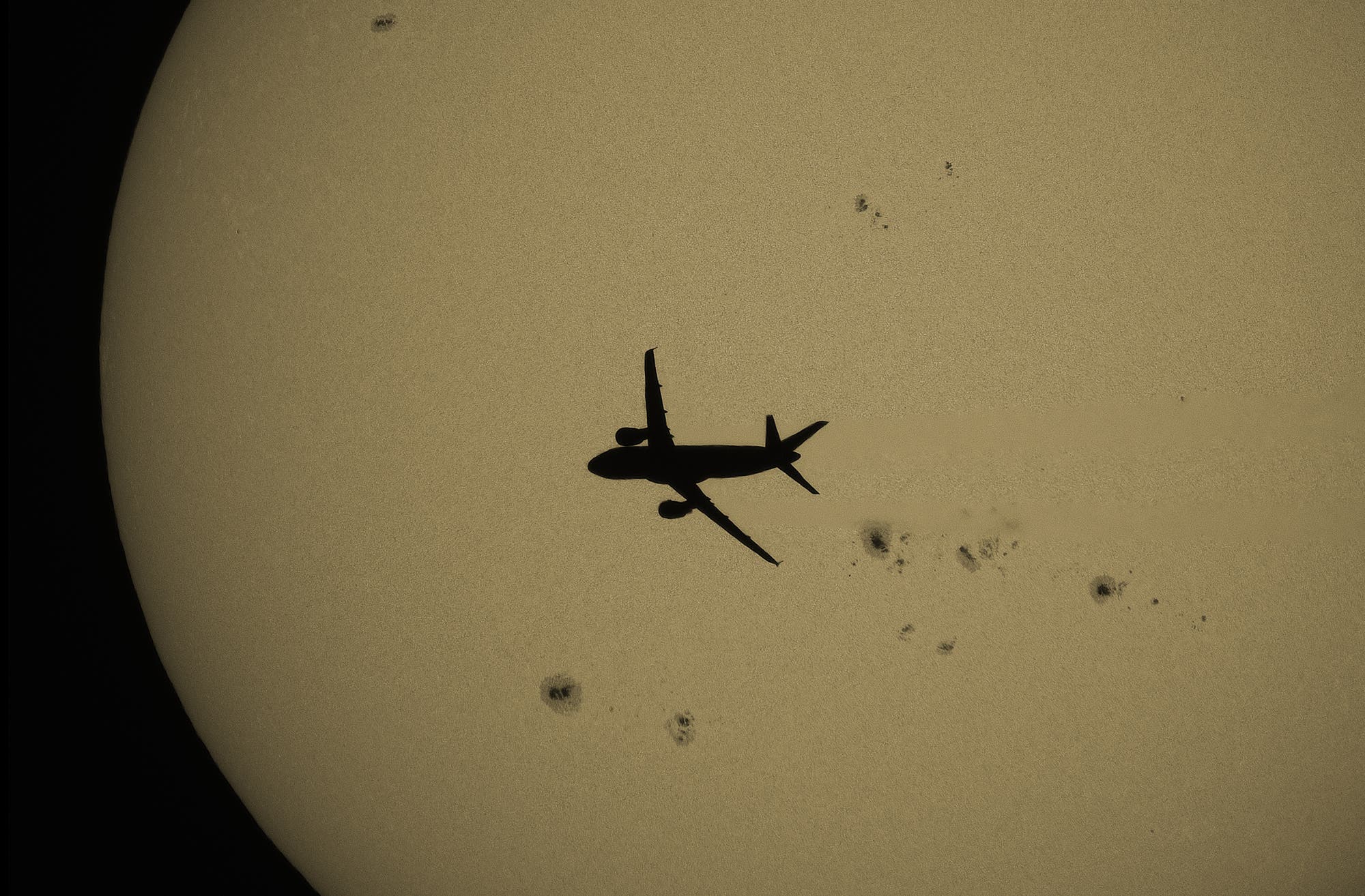 Flugzeug vor Sonne