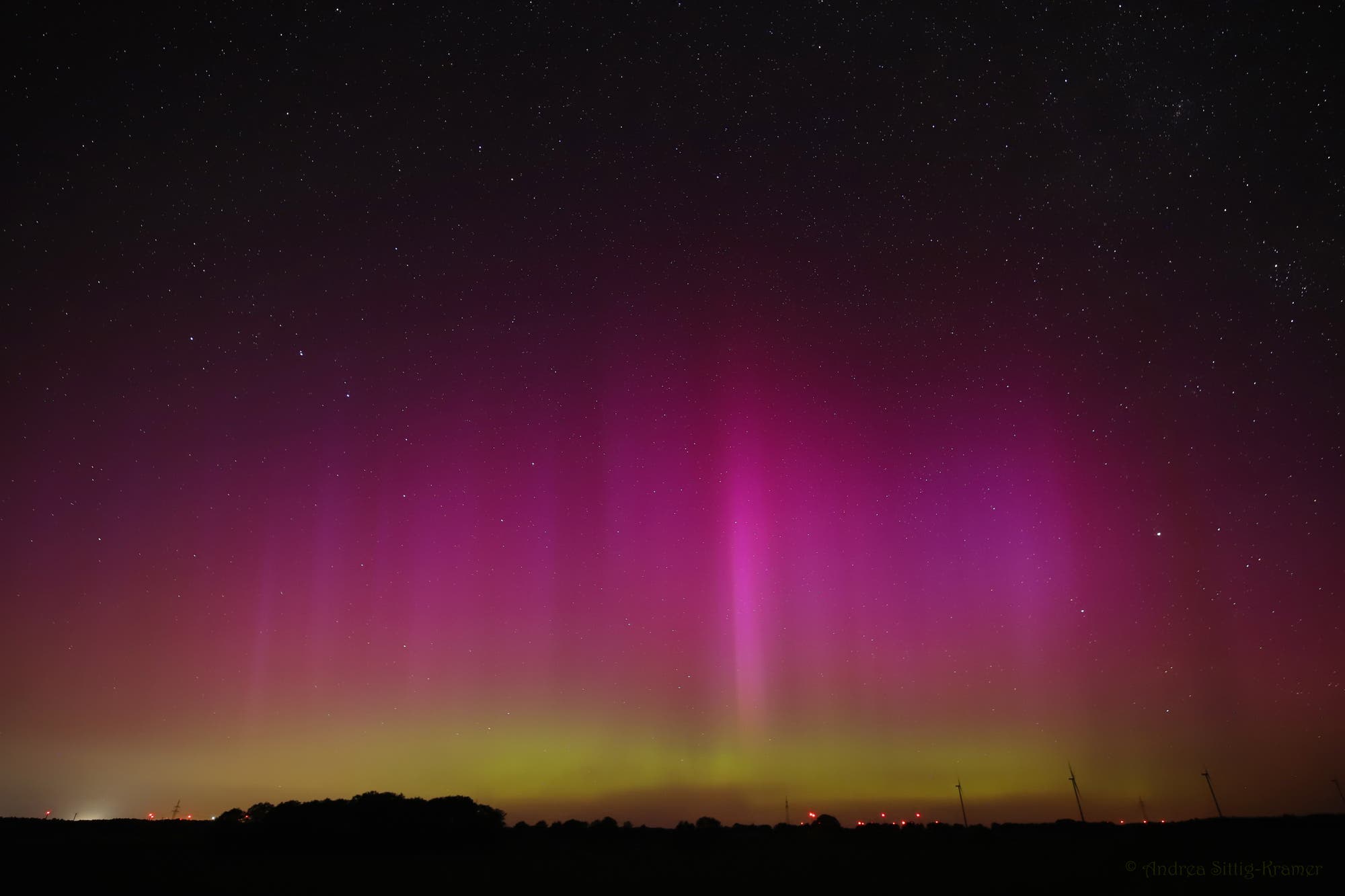 De heldere noorderlichtband boven Olsen op 13 augustus 2024