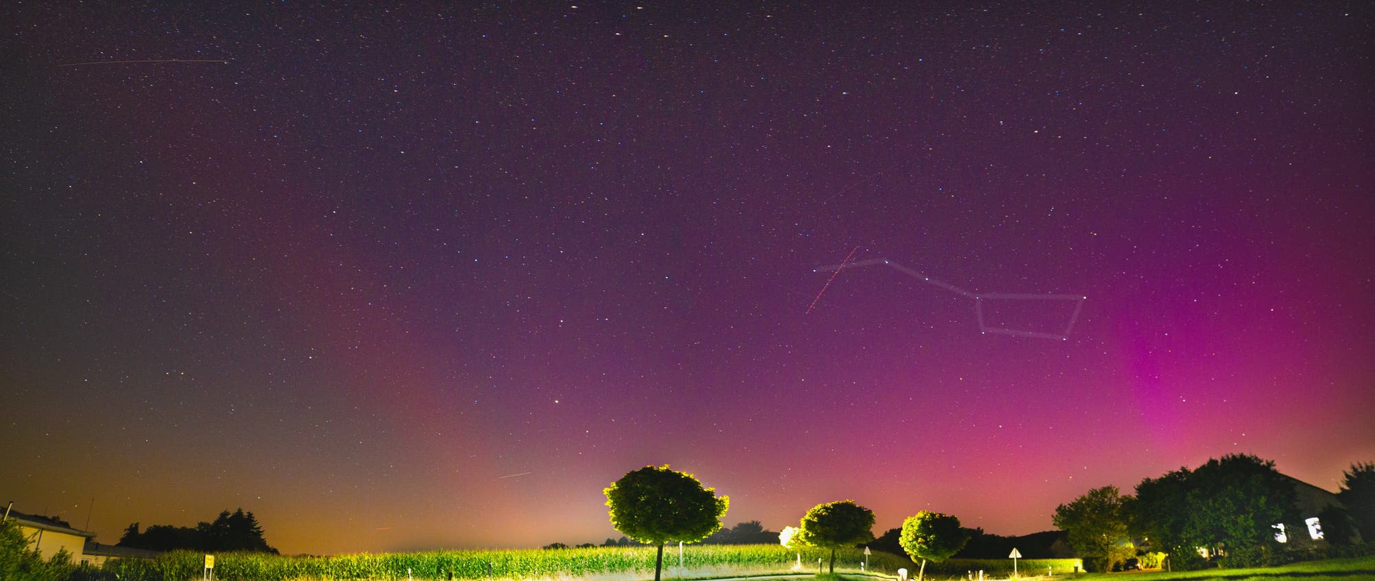 SAR-Bogen, Polarlichter und Sternbild Großer Bär