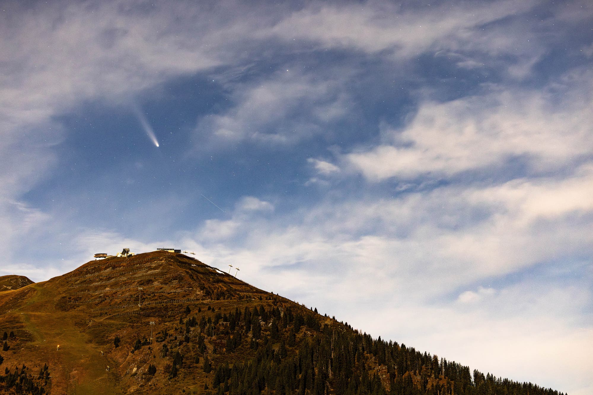 C/2023 A3 (Tsuchinshan-ATLAS) über dem Ski-WM-Berg 12er-Kogel in Hinterglemm