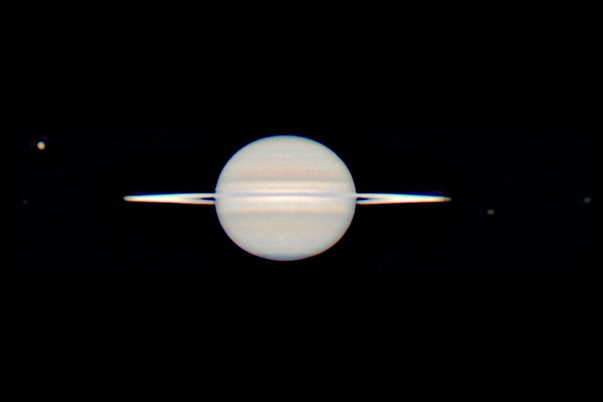 Saturn mit vier Monden