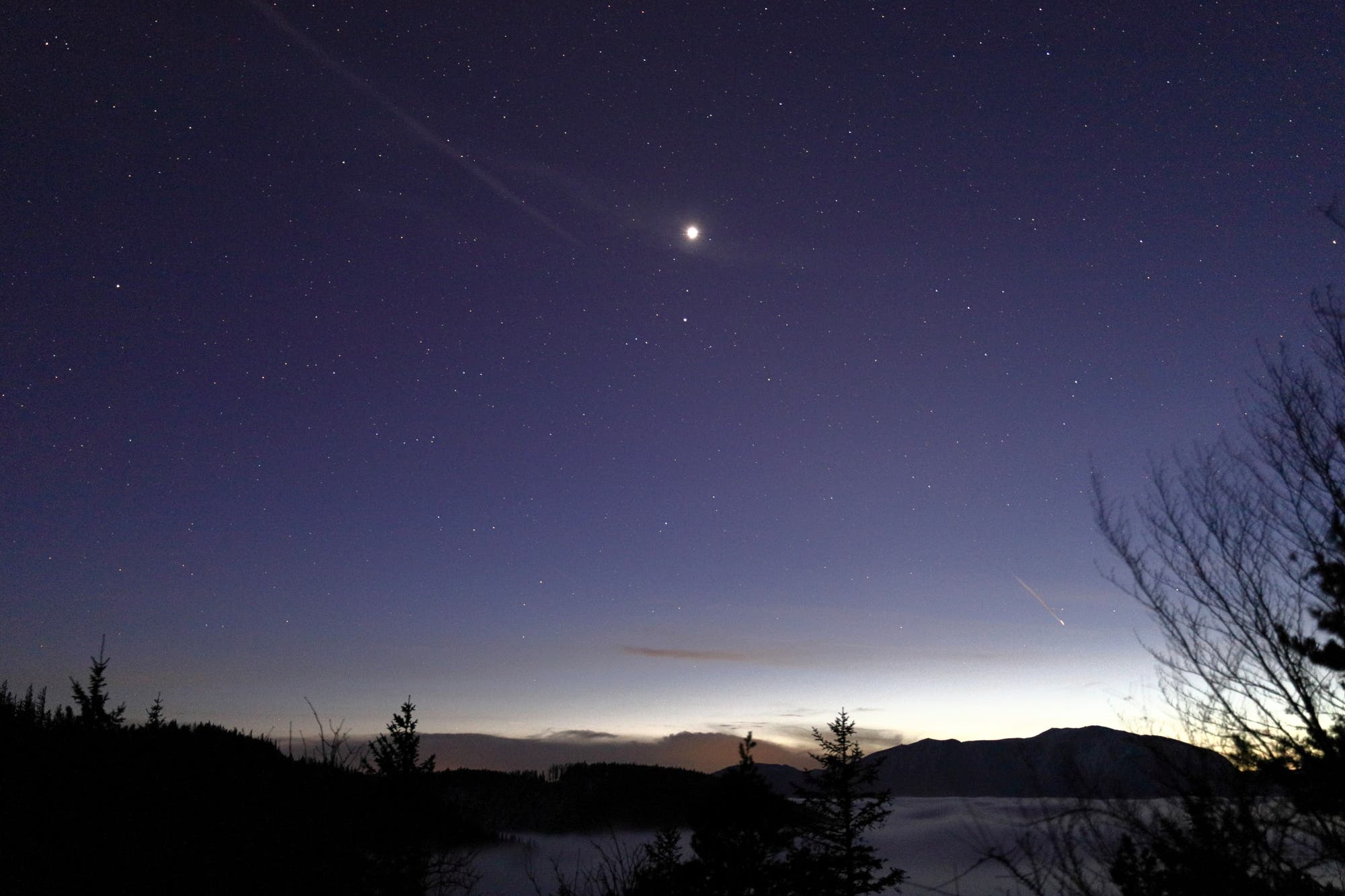 Venus und Saturn über dem Talnebel