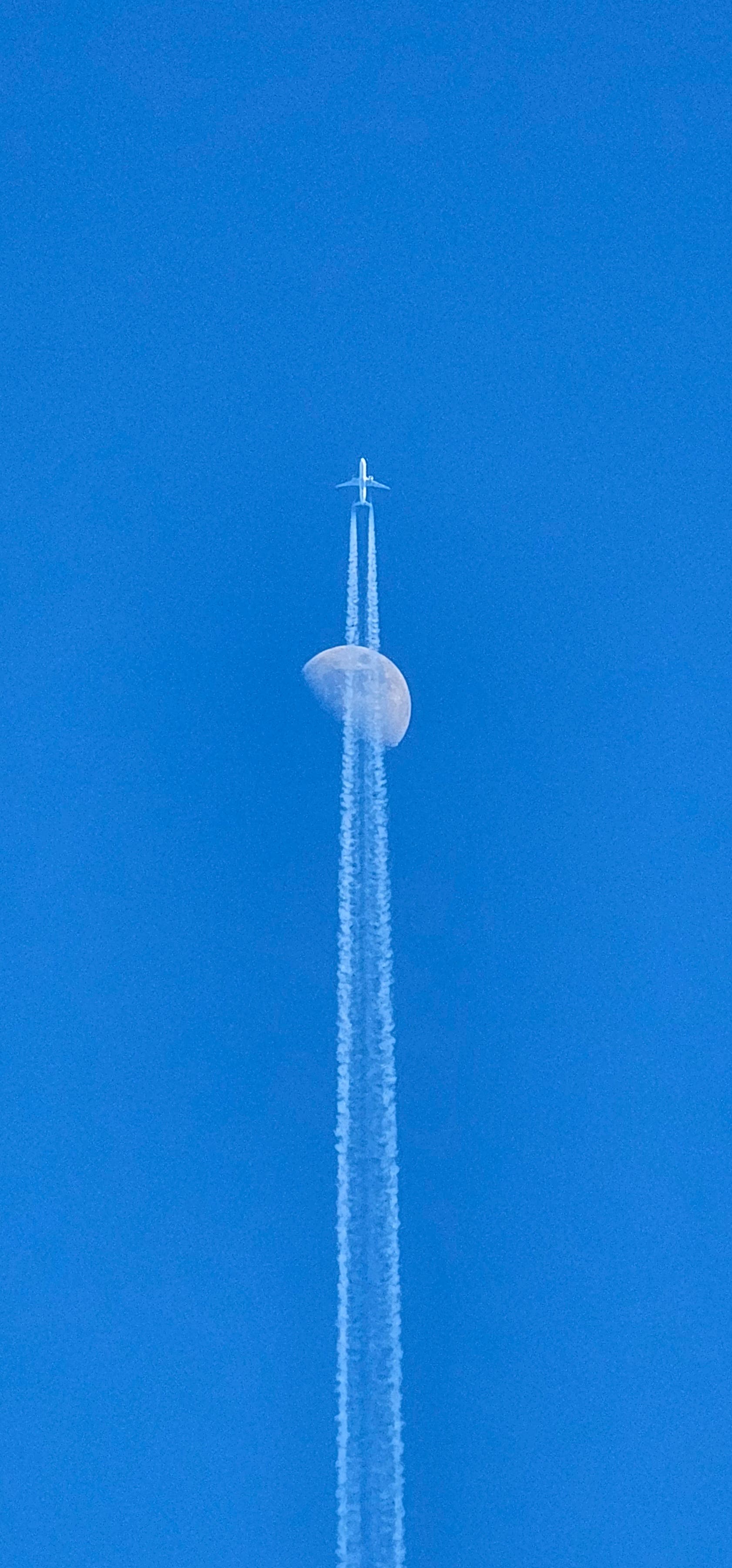 Mond mit Flugzeug