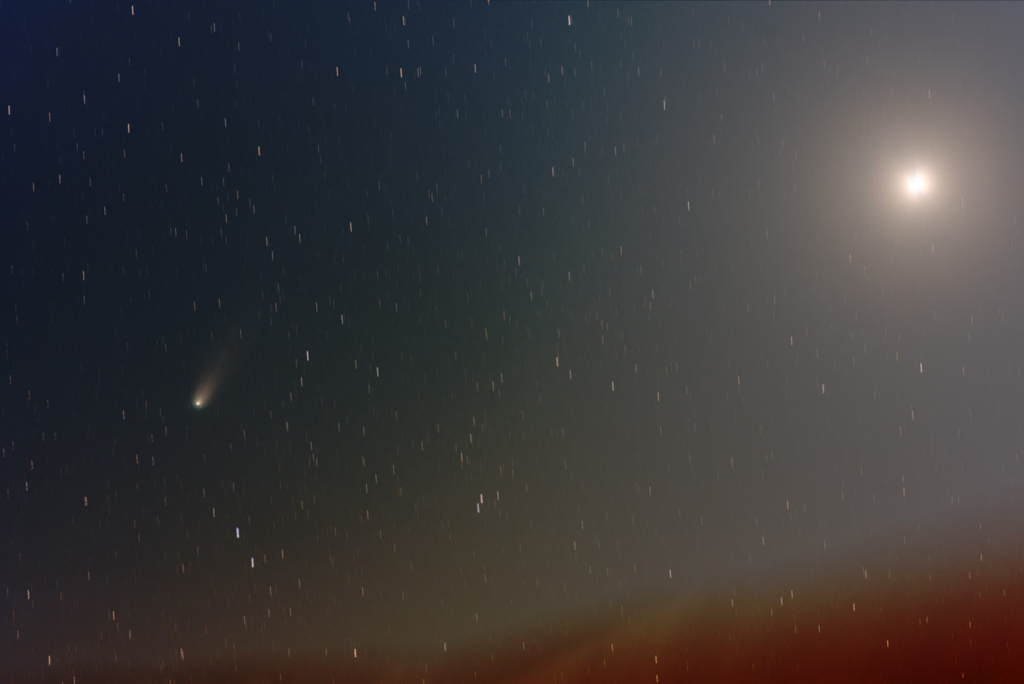 Komet C/2021 A1 Leonard mit Venus