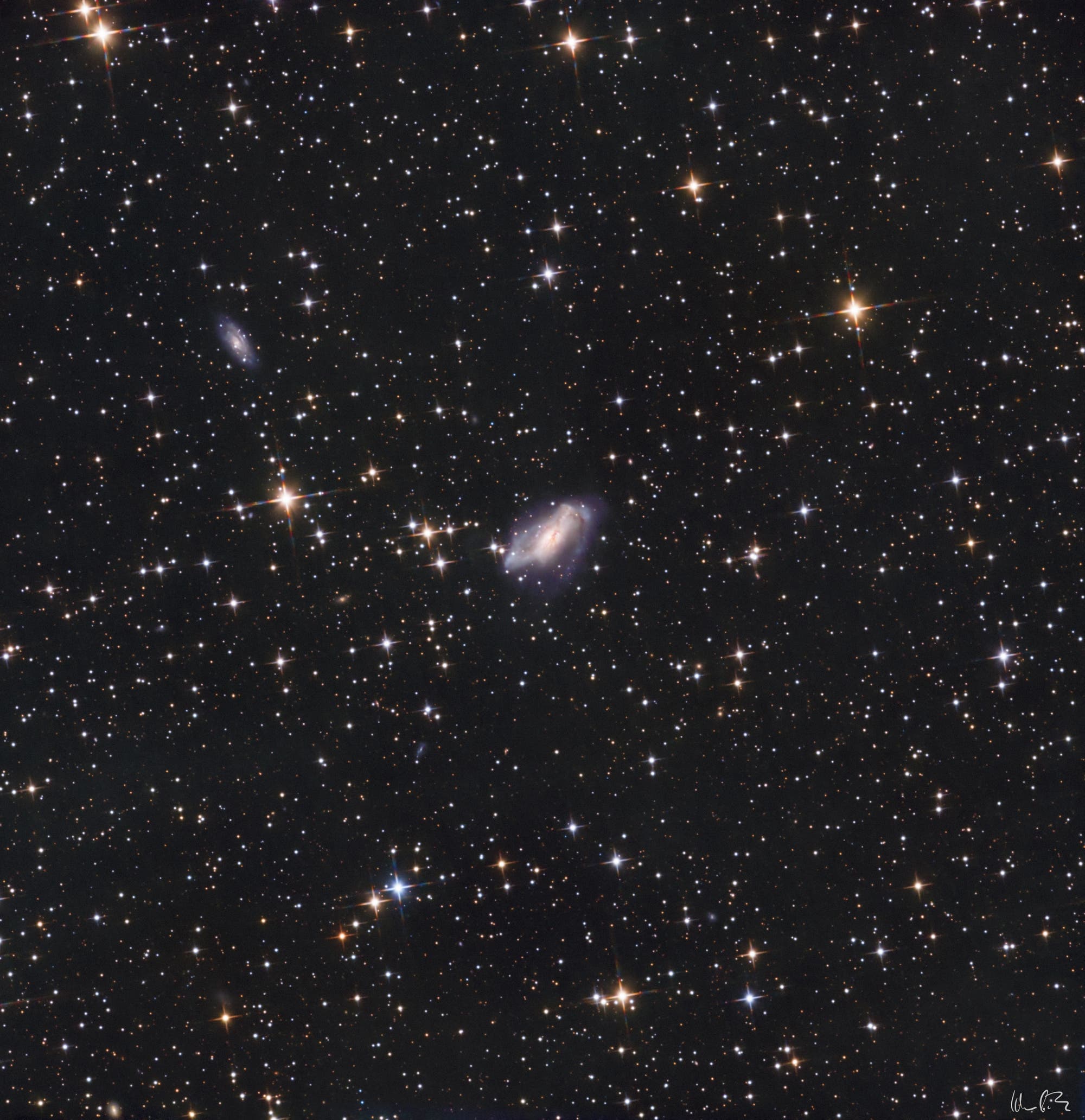 NGC 2146 und dessen Umgebung