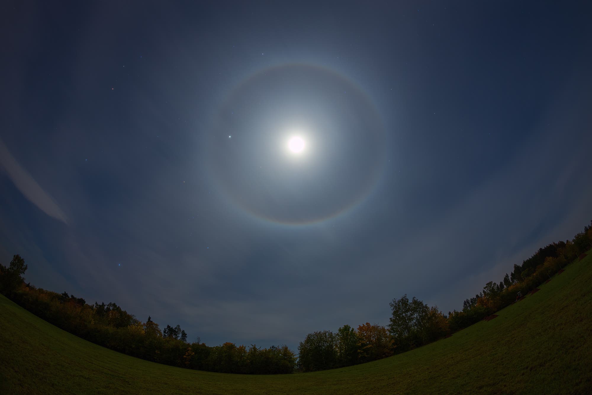 Intensiver 22°- Ring um den Mond – inklusive Jupiter