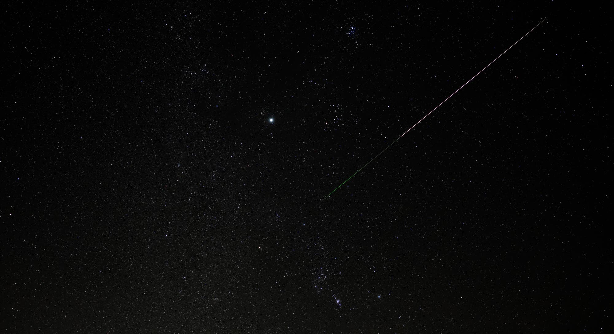 Ein Meteor auf zwei Fotos