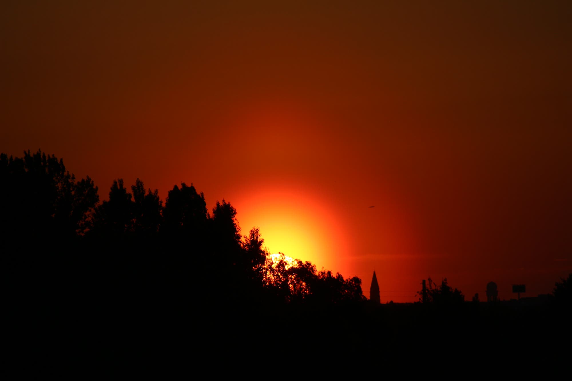 besonderer Sonnenuntergang über Tempelhof Berlin