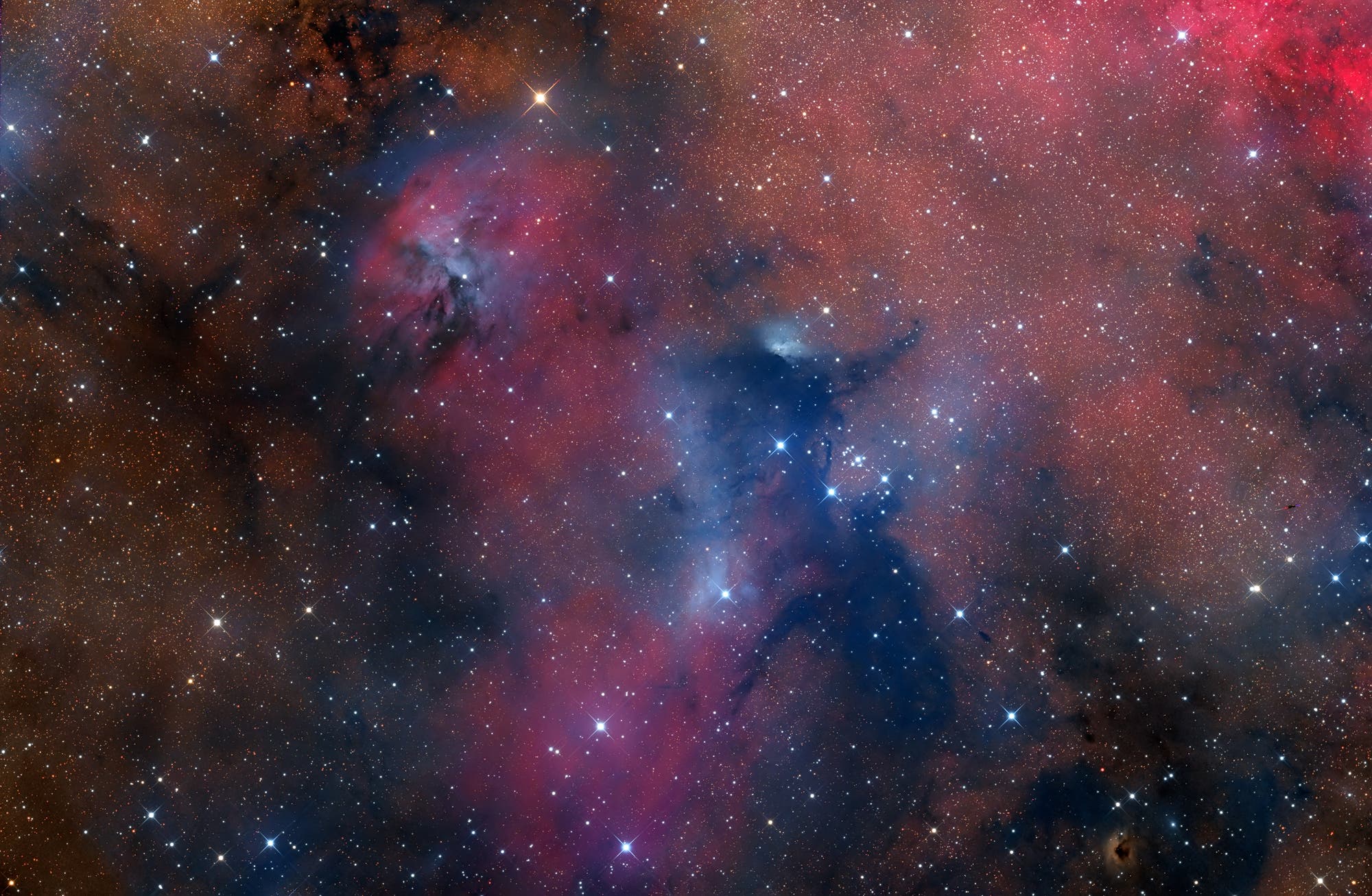 Nebellandschaft um den offenen Sternhaufen NGC 6250 im Sternbild Ara