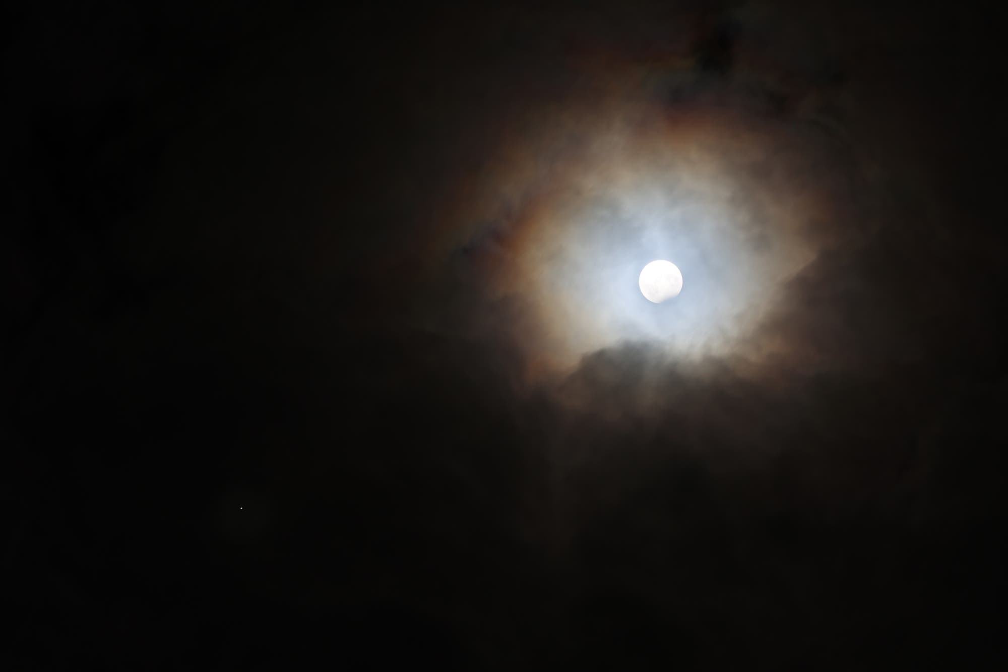 Verfinsterter Mond mit Aureole und Jupiter am 28. Oktober 2023