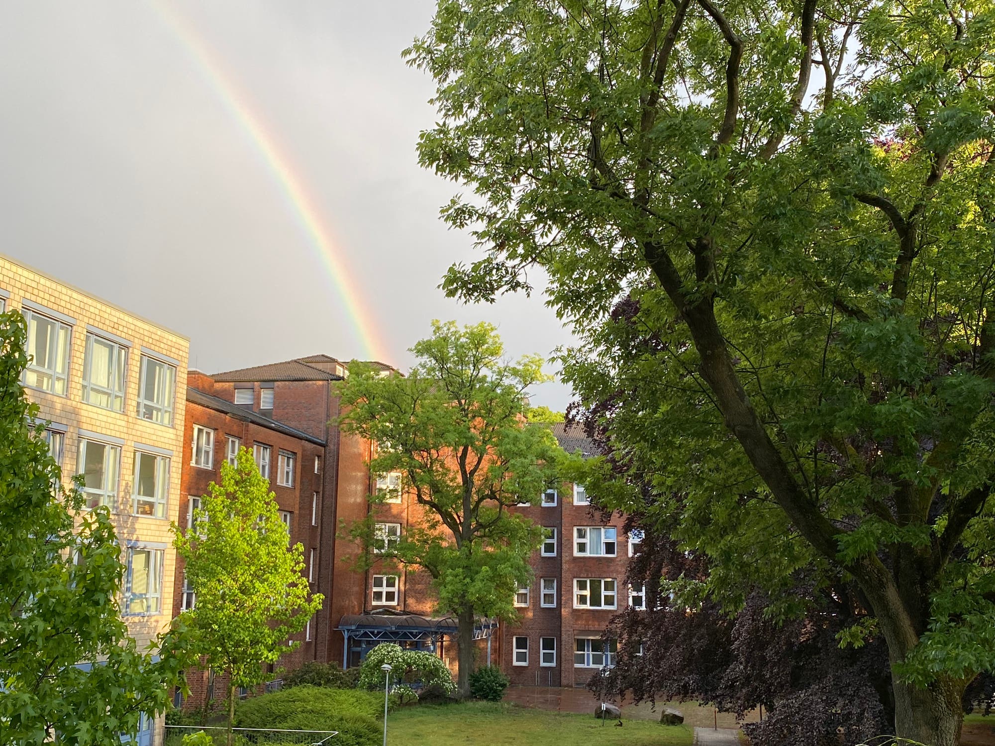 Regenbogen über dem Krankenhaus