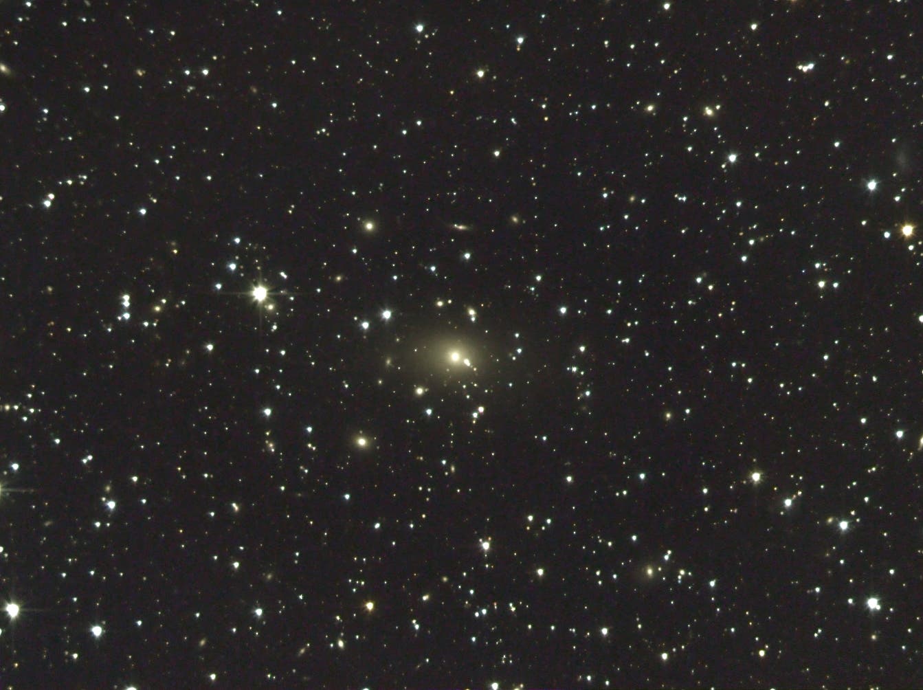 Albert-Morgan-White 7 (AMW7) - ein wenig bekannter Galaxienhaufen im Perseus