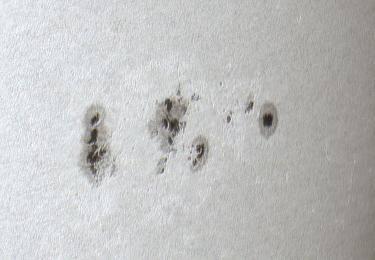 AR 13654 am 30. April 2024 - bei Saharasand in der Luft...