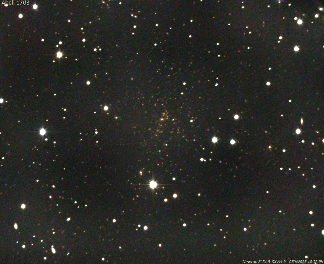 Abell 1703 – Galaxienhaufen  in den Jagdhunden