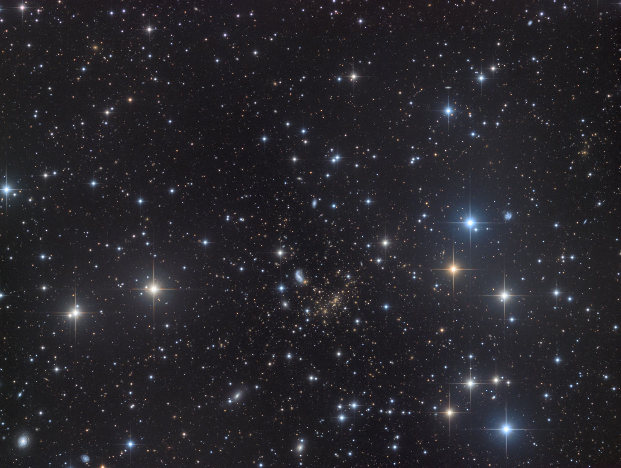 Abell 2218 - Gravitationslinsen und mehr