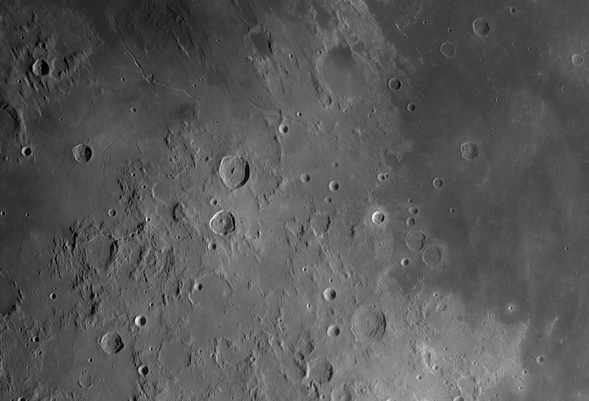 Krater, Rillen, Meere