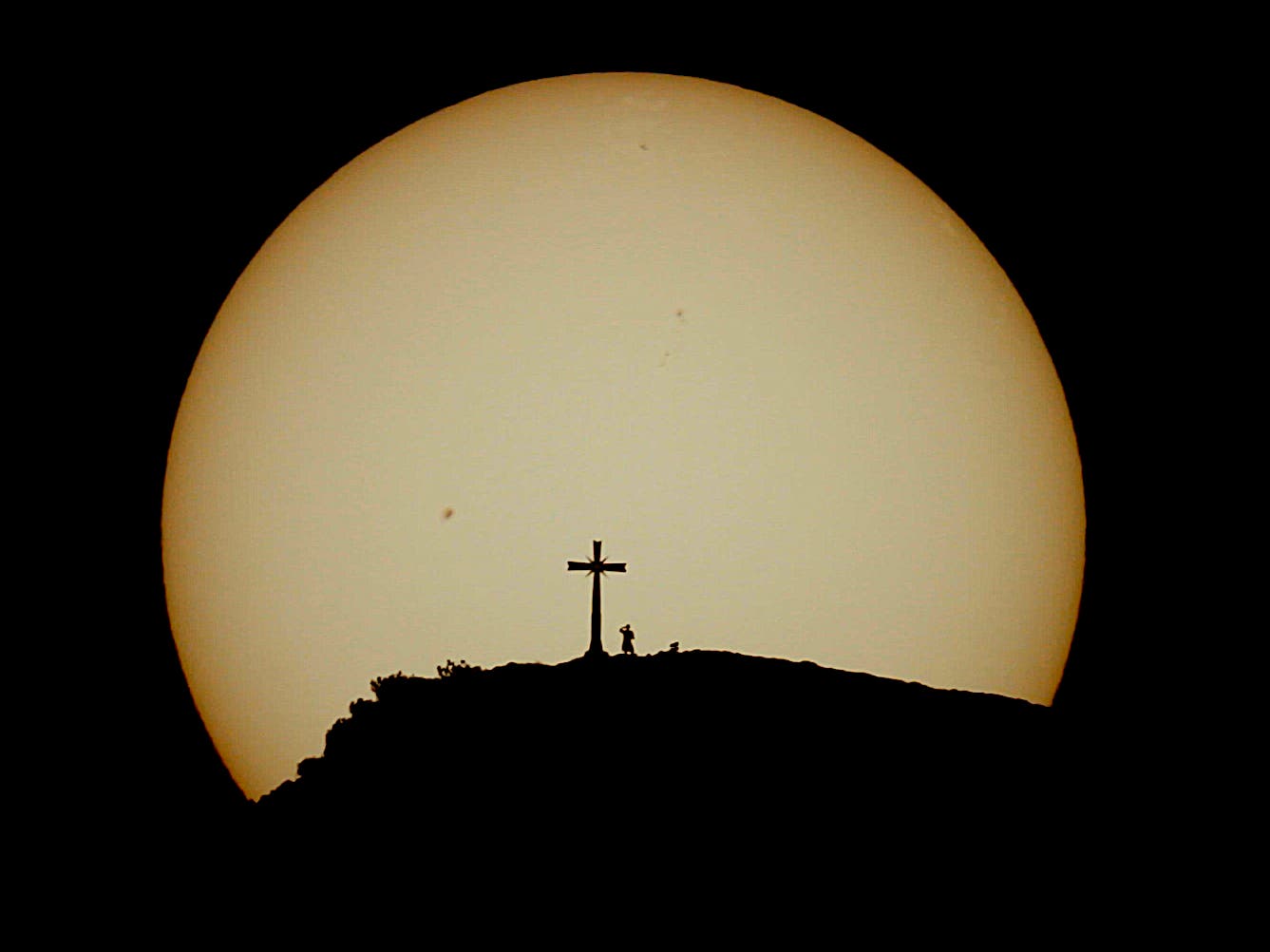 Gruß an die Sonne vom neuen Gamsknogel-Gipfelkreuz