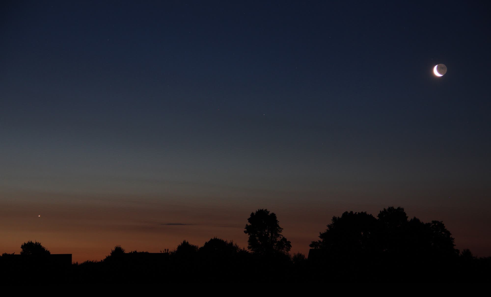 Venus und aschgraues Mondlicht am Morgenhimmel über Uelzen