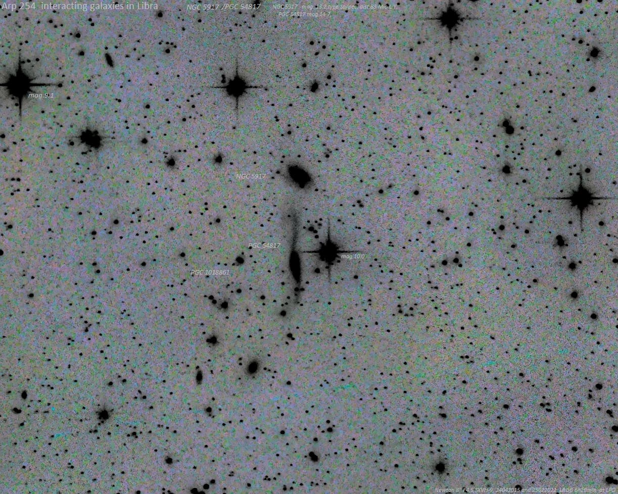 Arp 254 - wechselwirkendes Galaxienpaar in der Waage (inverse Darstellung)