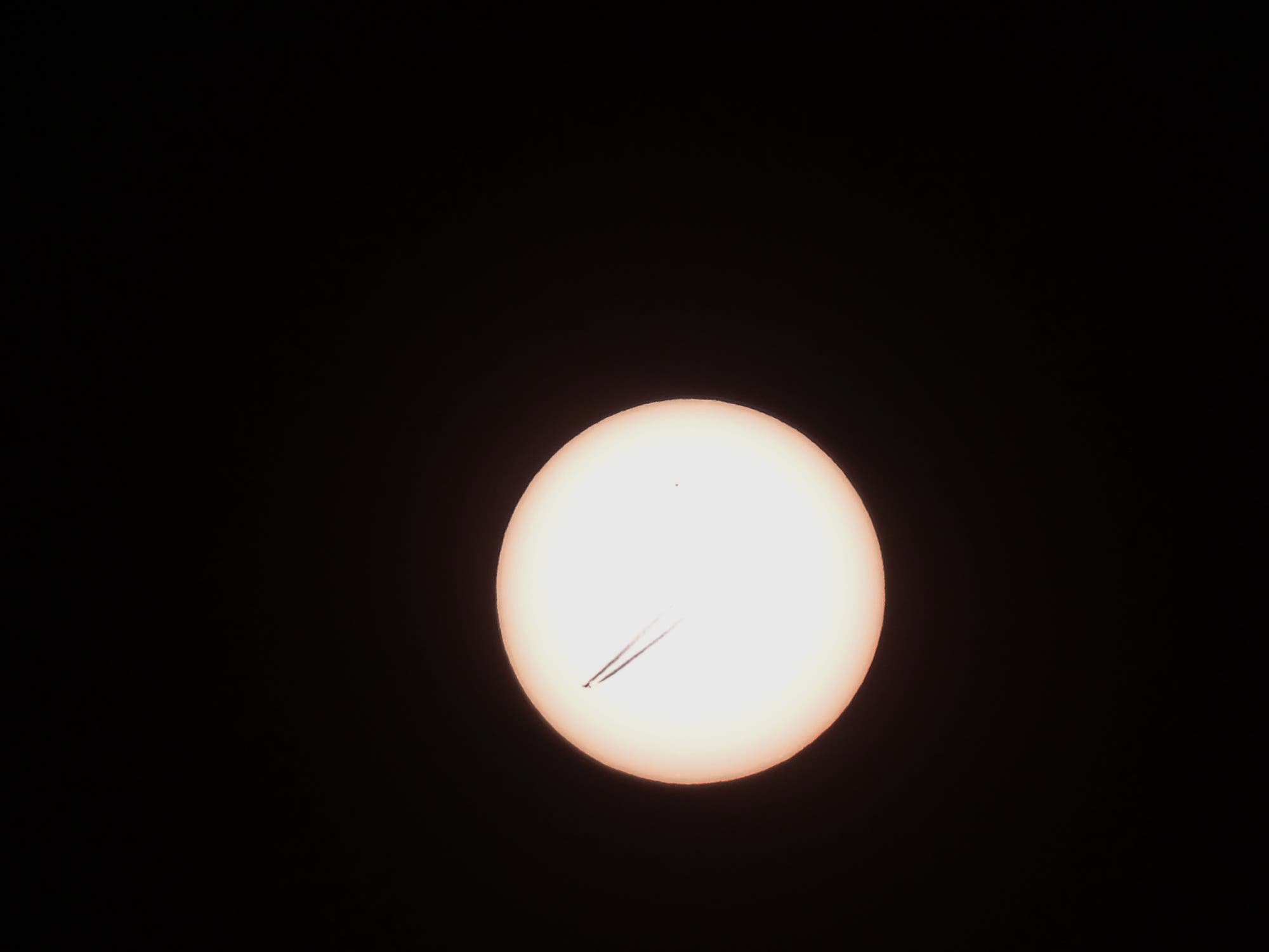 Flugzeug vor der Sonne