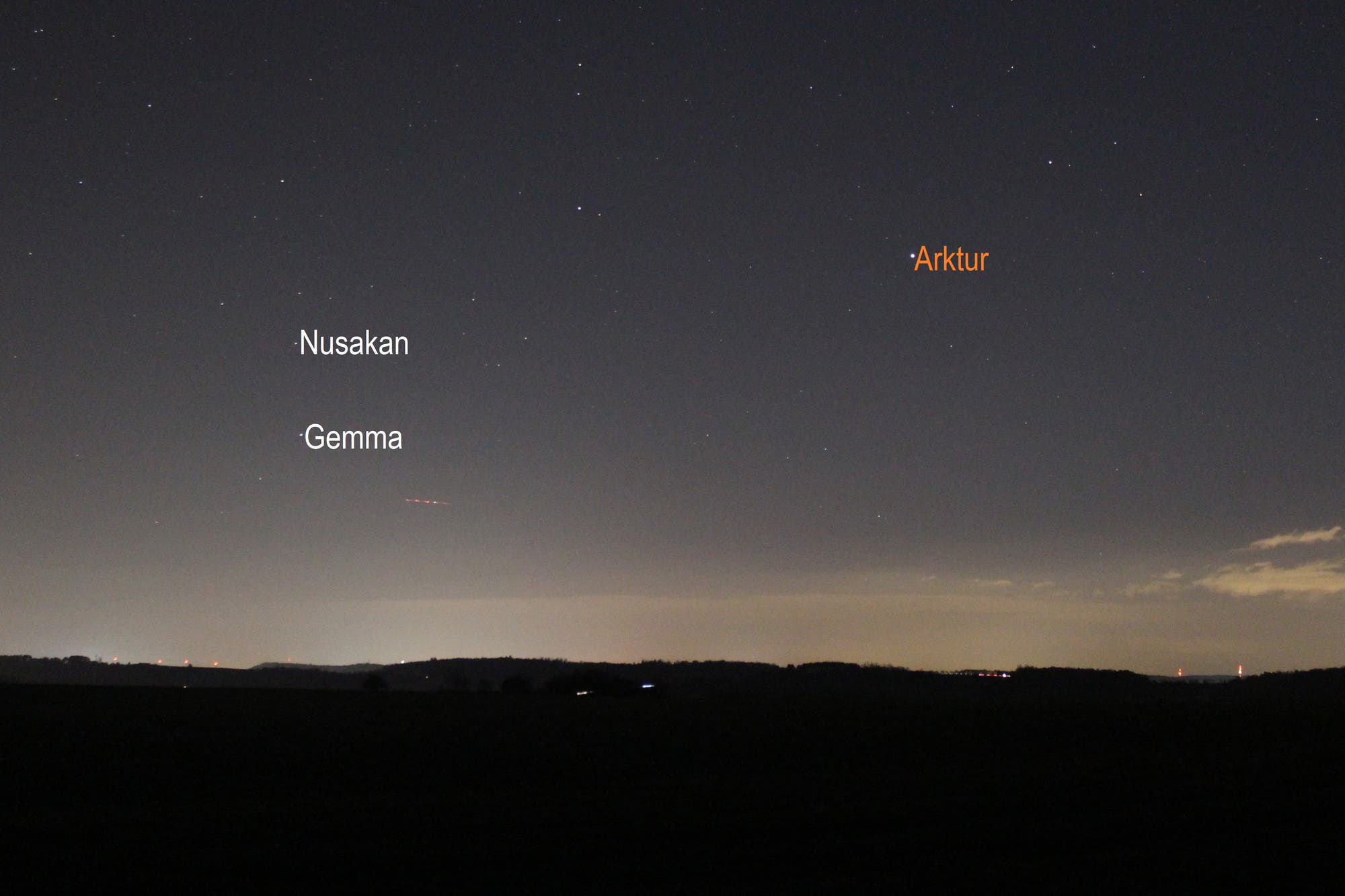 Sternbild Bärenhüter über dem Nordosthorizont (Objekte beschriftet)