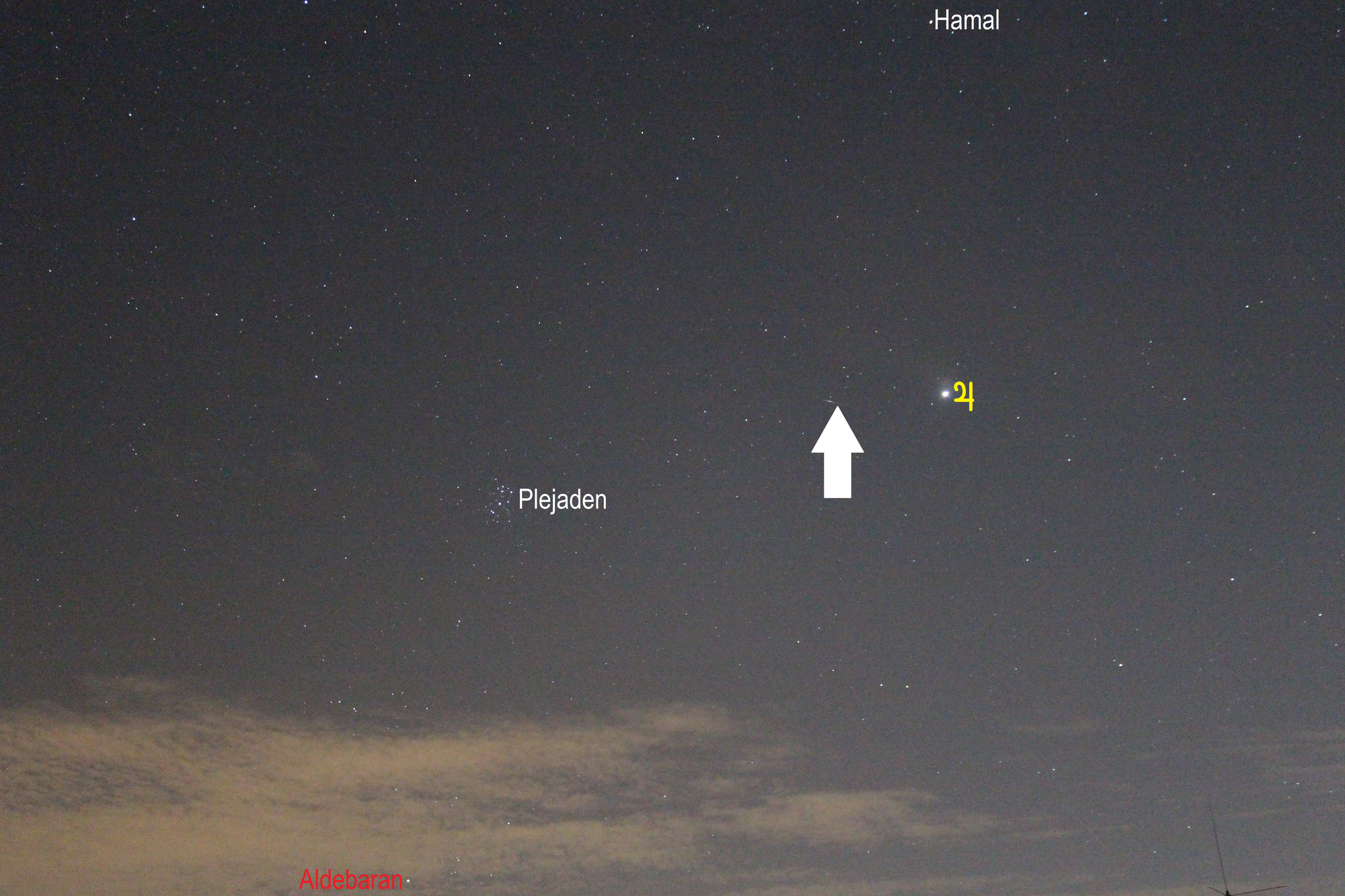 Perseiden-Meteor im Sternbild Widder (Objekte beschriftet und Meteor mit einem Pfeil markiert)