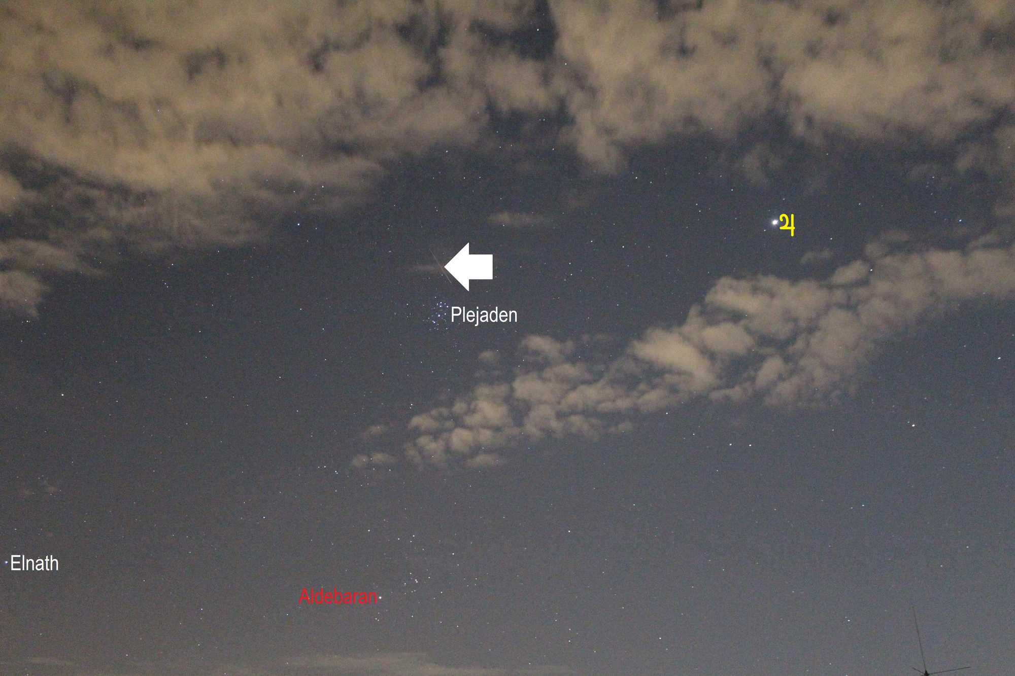 Perseiden-Meteor im Sternbild Stier (Objekte beschriftet und Meteor mit einem Pfeil markiert)
