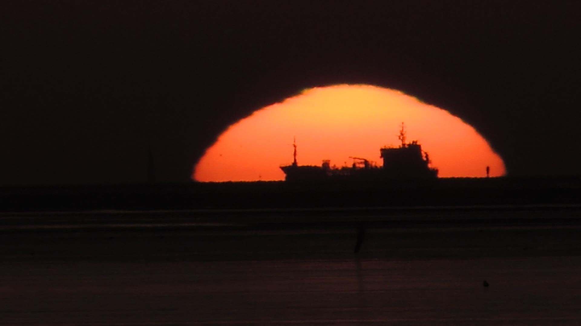 Sonnenuntergang Cuxhaven mit Schiff