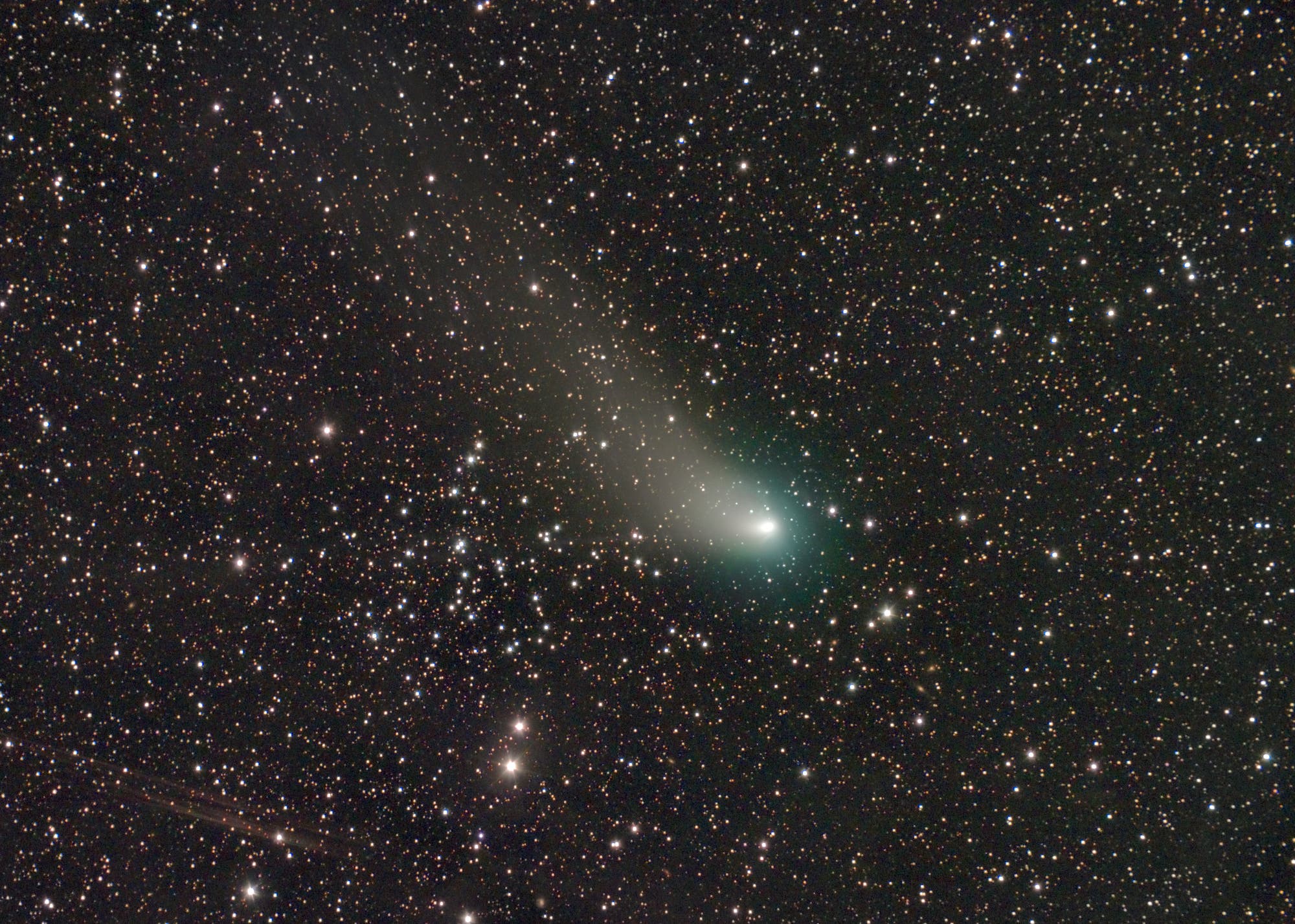 C/2022 E3 (ZTF) bei NGC 1647 am 13. Februar 2023