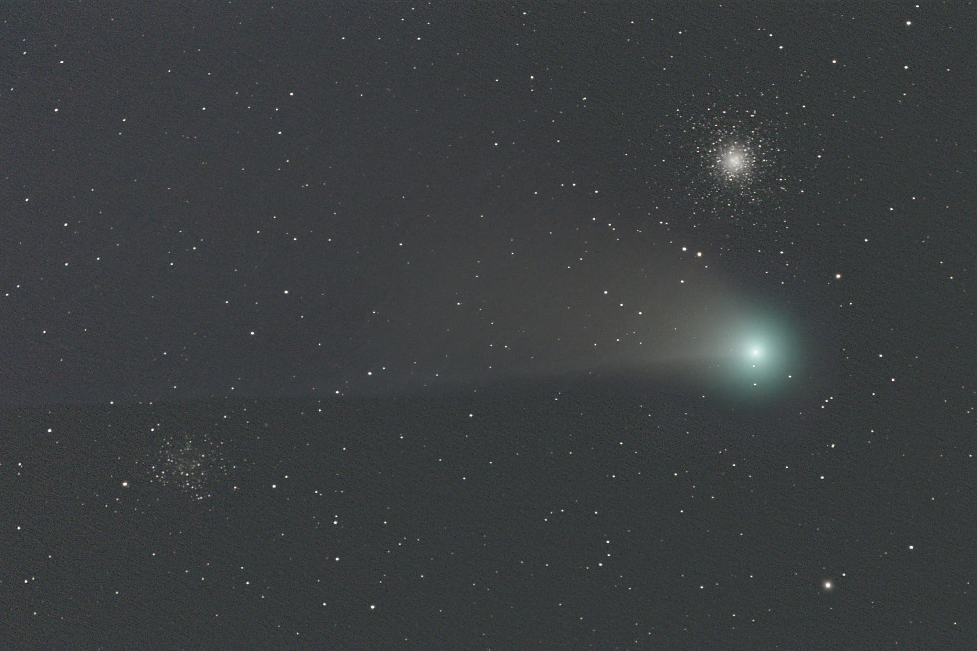 Komet C/2020 F3 NEOWISE bei Messier 53 und NGC 5053