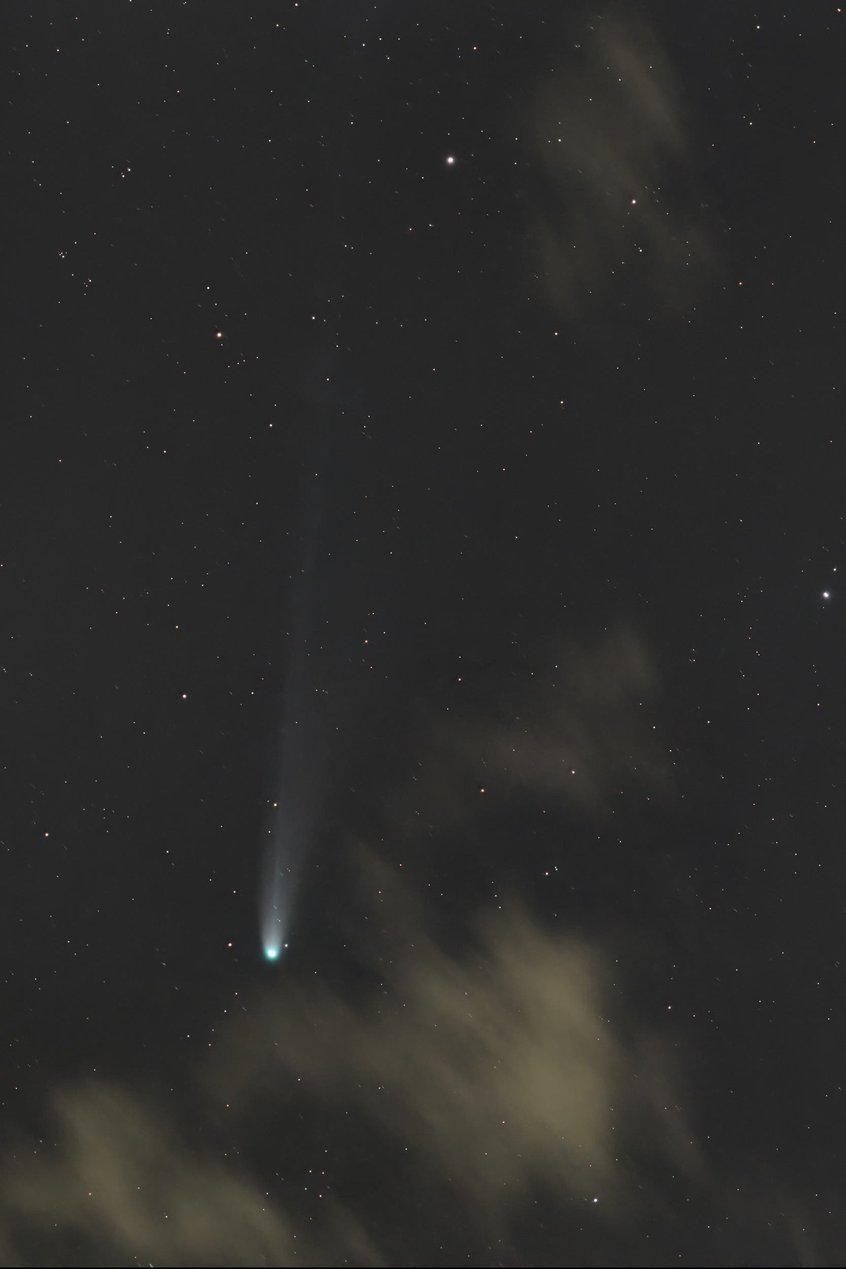 Komet C/2025 A6 (Lemmon) umgeben von Wolken