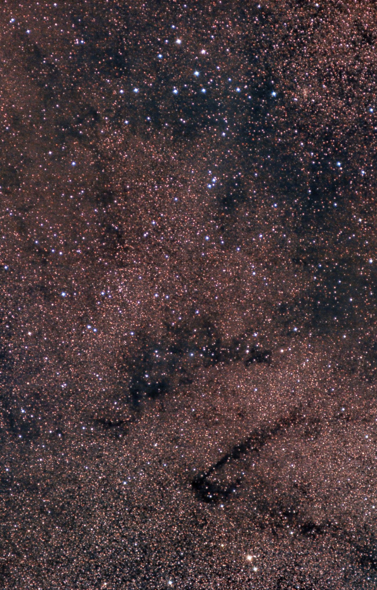 Der Kleiderbügel (Cr 399) mit dunklen Nebeln