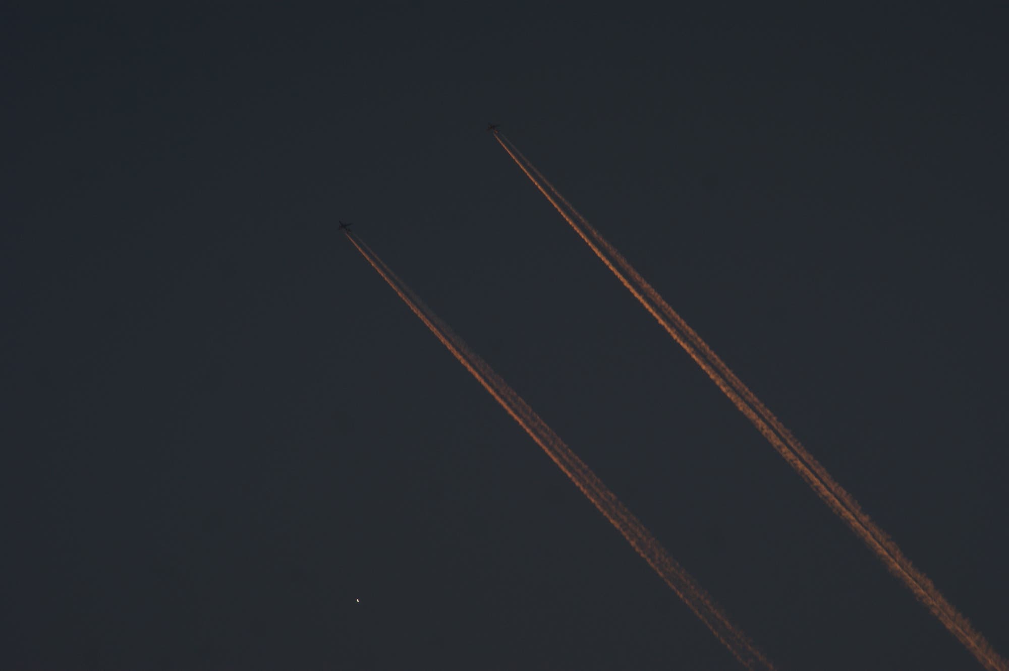 Zwei Flugzeuge beim Planeten Venus