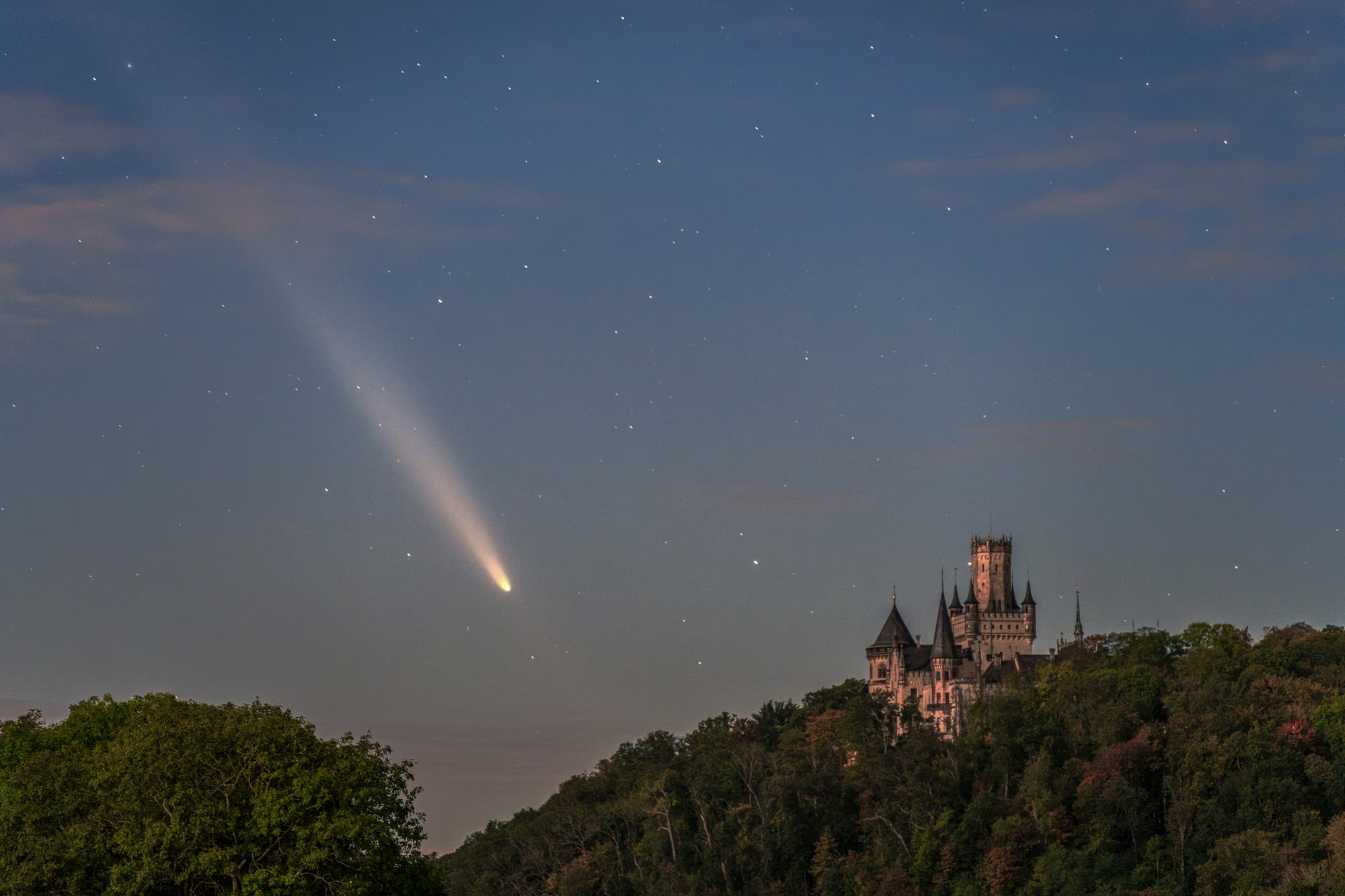 Schloss Marienburg & C/2023 A3 Tsuchinshan-ATLAS