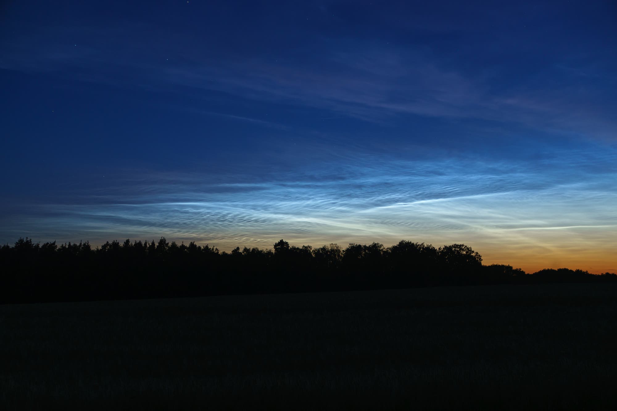 Wunderschön strukturierte Nachtwolken am frühen Morgen