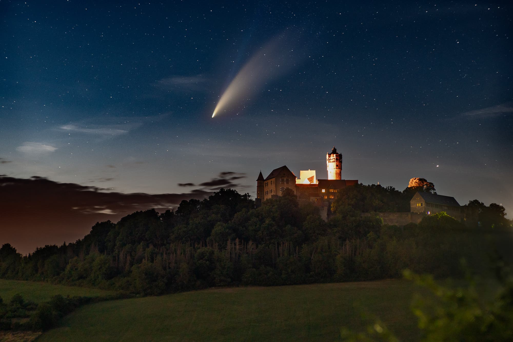 Komet Neowise über der Ronneburg im Main-Kinzig-Kreis.  