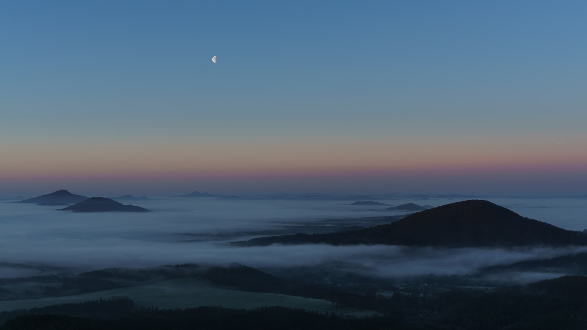 Mond und Morgennebel im Zittauer Gebirge