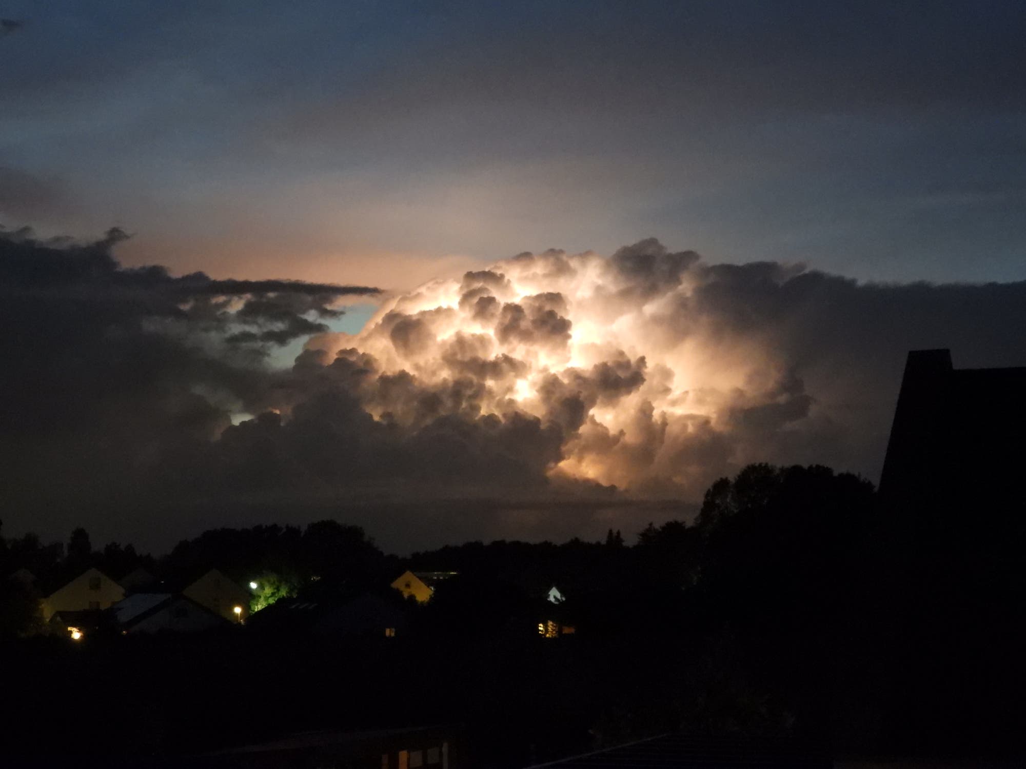 Leuchtende Gewitterwolke