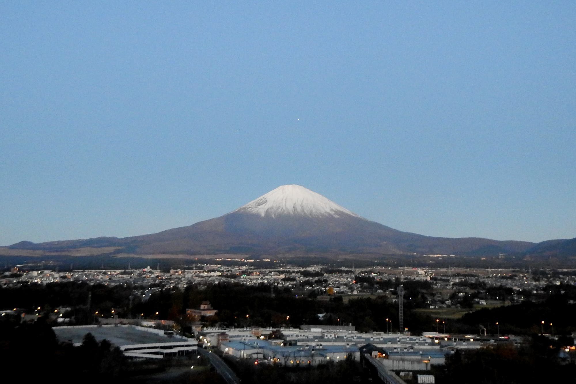 Jupiter über  Fujisan in der Morgendämmerung