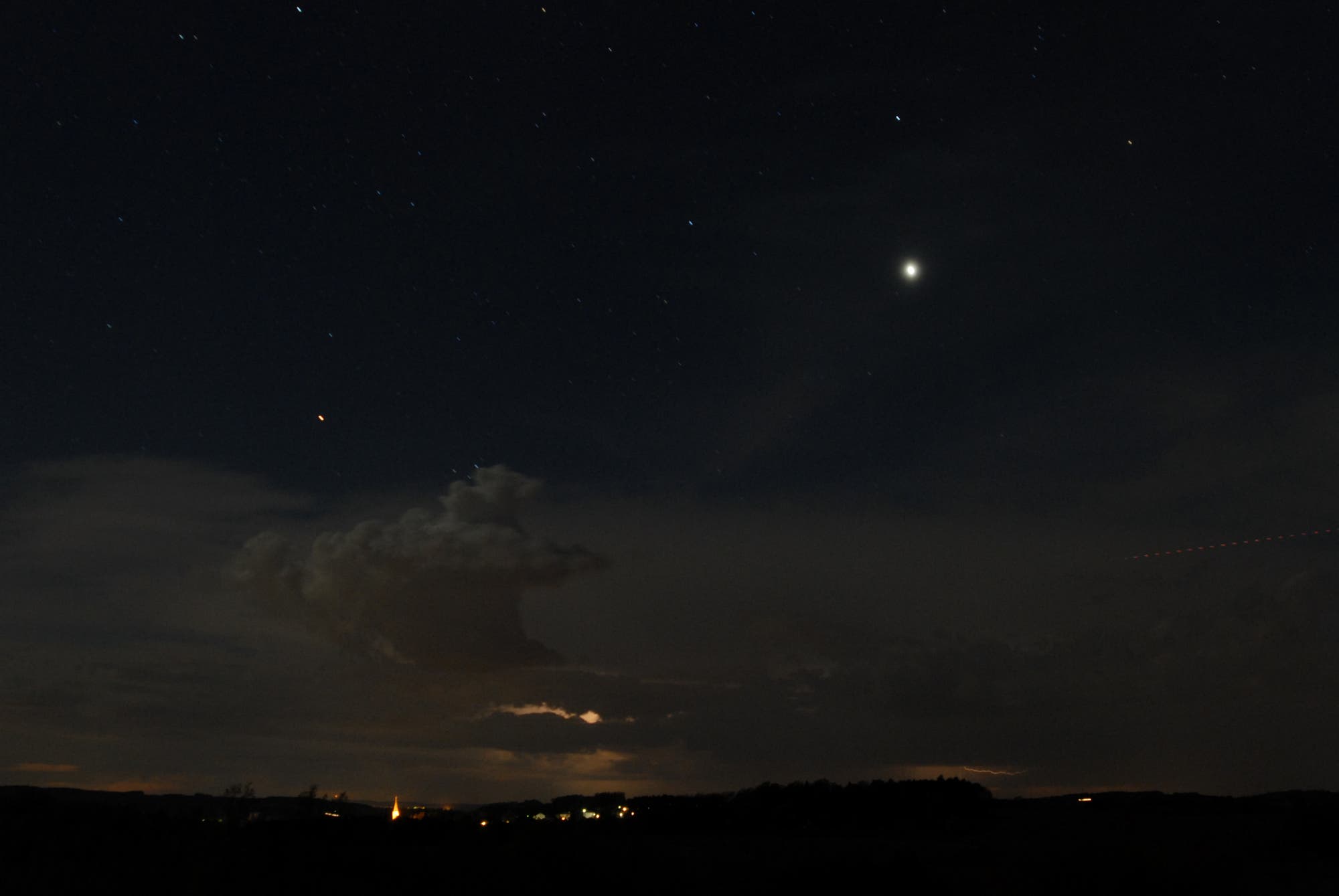 Venus bei Halbmondnacht vor Gewitter
