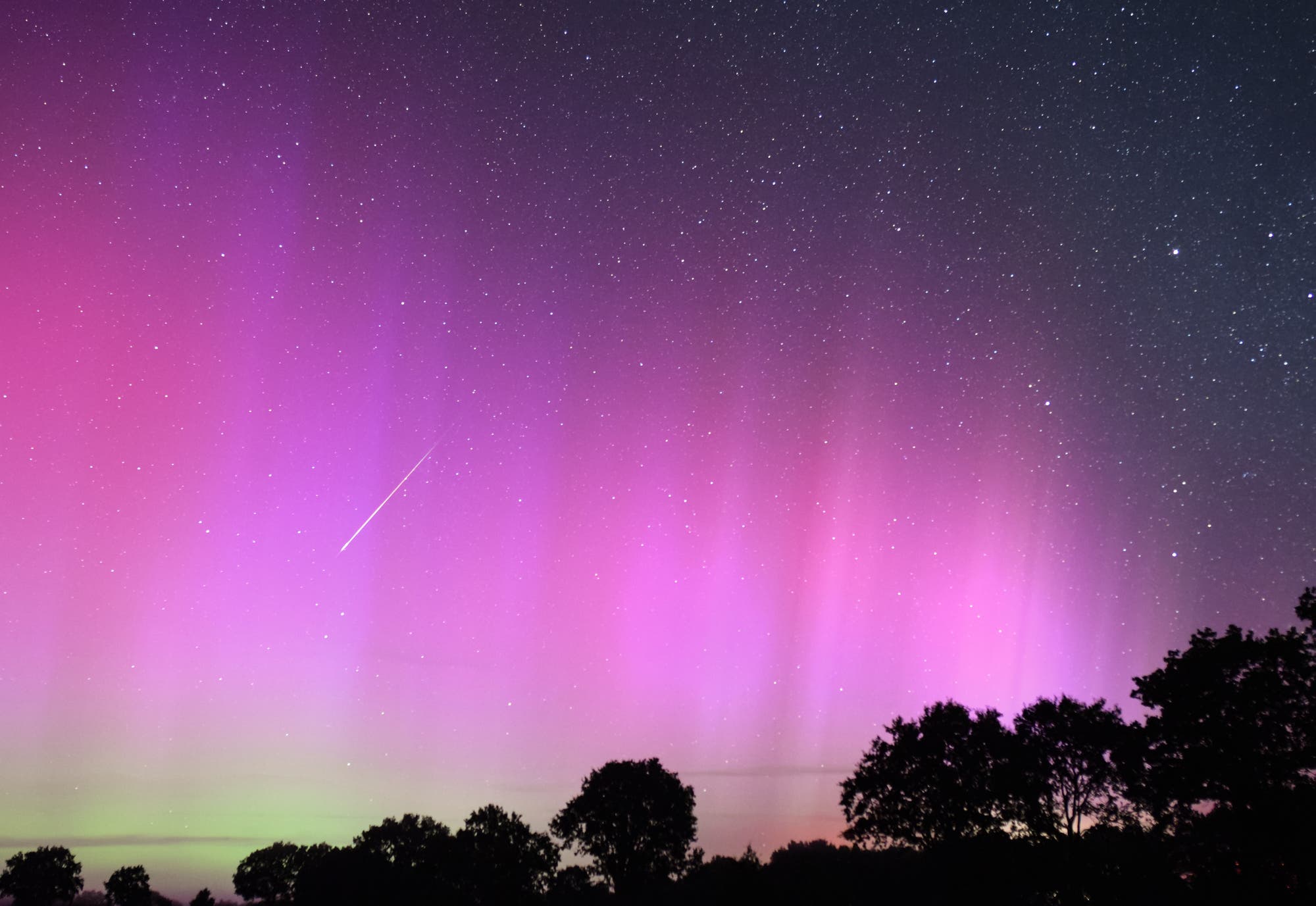 Ein Tanz der Naturwunder: Perseiden-Meteor mit Polarlichtern