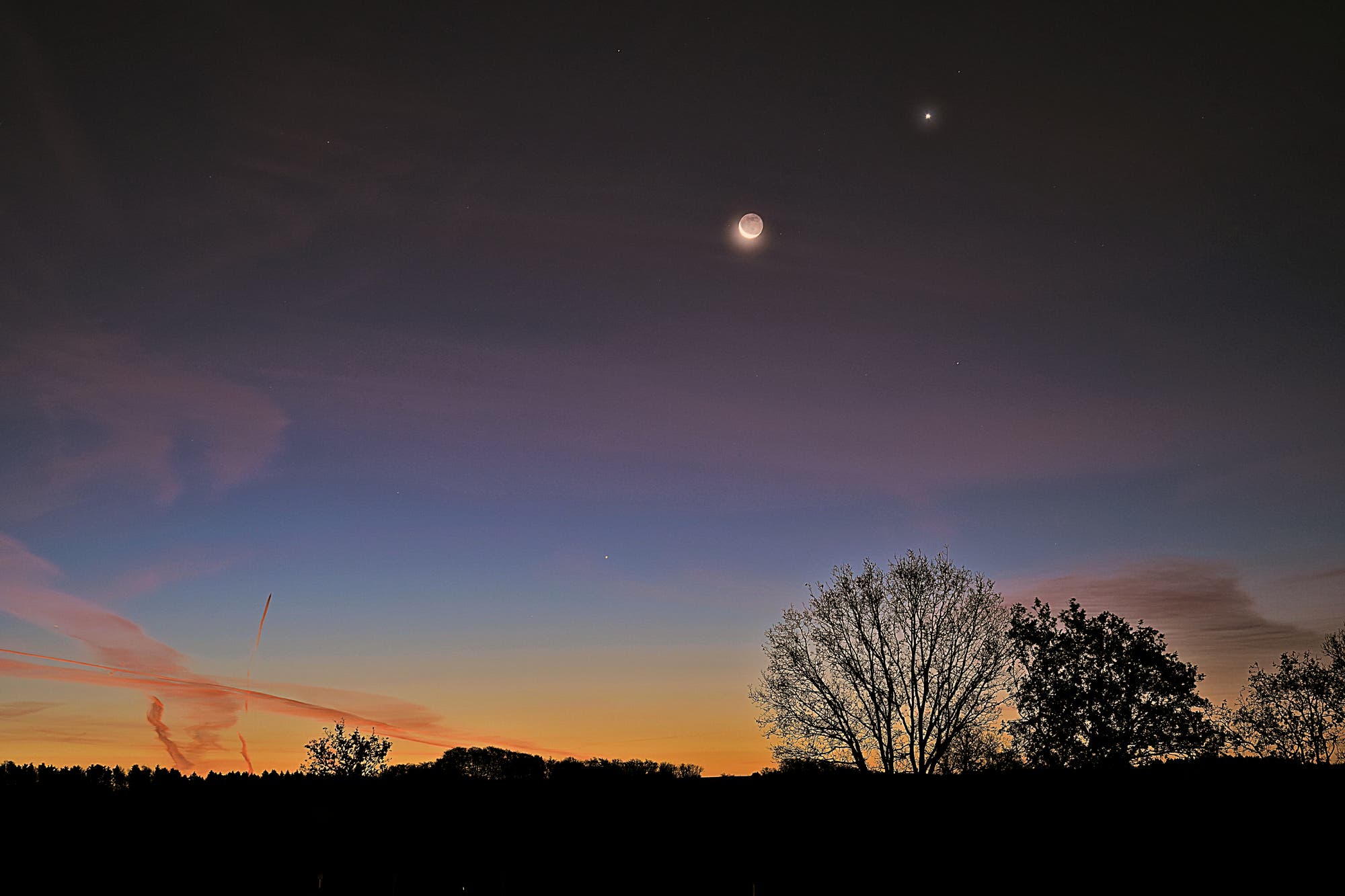 Mond, Venus, Spika und Merkur im Lichtspiel der Morgendämmerung